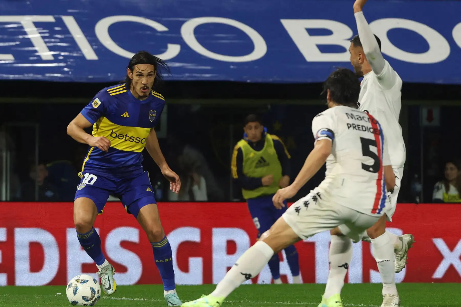 El mediocampista uruguayo de Boca Juniors, Edinson Cavani , compite por el balón con el mediocampista de Tigre, Sebastian Prediger , durante el partido de fútbol de la Copa de la Liga Profesional entre Boca Juniors y Tigre en el estadio La Bombonera de Buenos Aires.
Foto: AFP