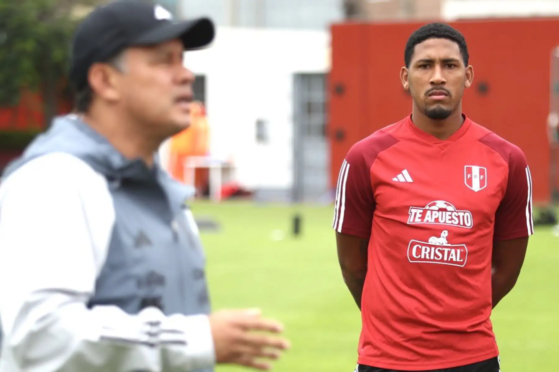Tras descansar el sábado, la selección peruana volvió este domingo a los trabajos en la Videna con la presencia de Paolo Guerrero, Renato Tapia y de Carlos Ascues, quien fue convocado a último momento tras confirmarse las bajas Anderson Santamaría y Pedro Aquino.
Foto: Selección Peruana
Foto: ANDINA/Difusión