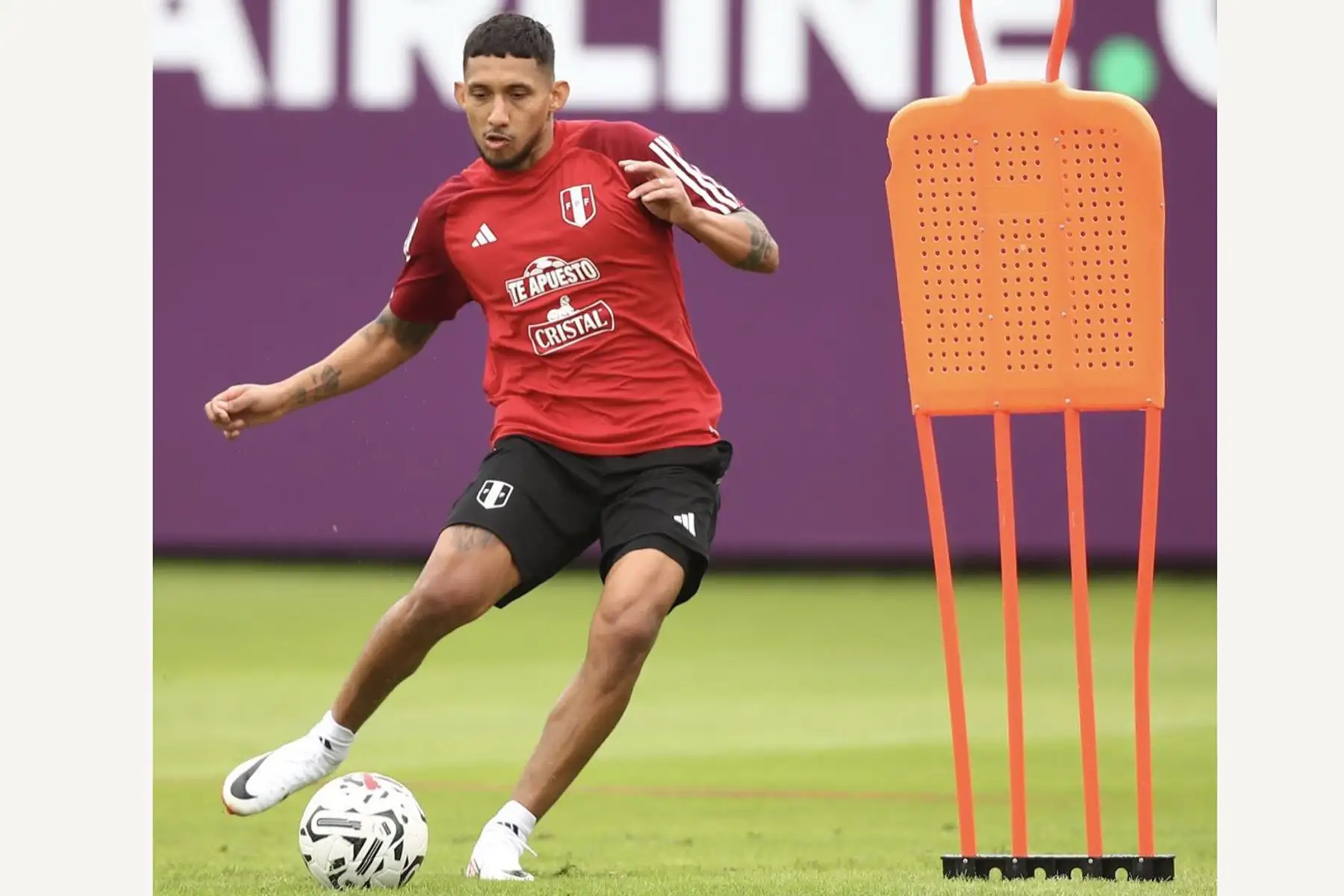 La escuadra nacional trabajo en horas de la mañana e hicieron trabajos con balón y juego en espacio reducidos. En la imagen, Christofer Gonzáles.
Foto: Selección Peruana