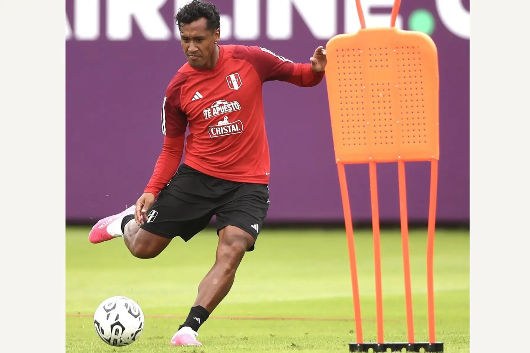 La escuadra nacional trabajo en horas de la mañana e hicieron trabajos con balón y juego en espacio reducidos. En la imagen, el seleccionado Renato Tapia.
Foto: Selección Peruana