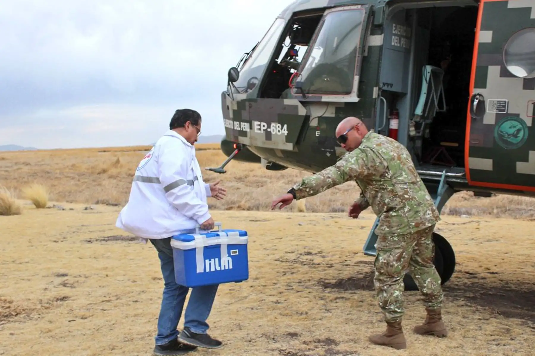 Por disposición del titular del Ministro de Defensa, en coordinación con EsSalud
, aeronaves del Ejercito del Perú trasladaron de Puno a Lima un corazón donado que permitirá salvar la vida de un paciente que se encontraba en lista de espera en el INCOR.
Foto: Mindef