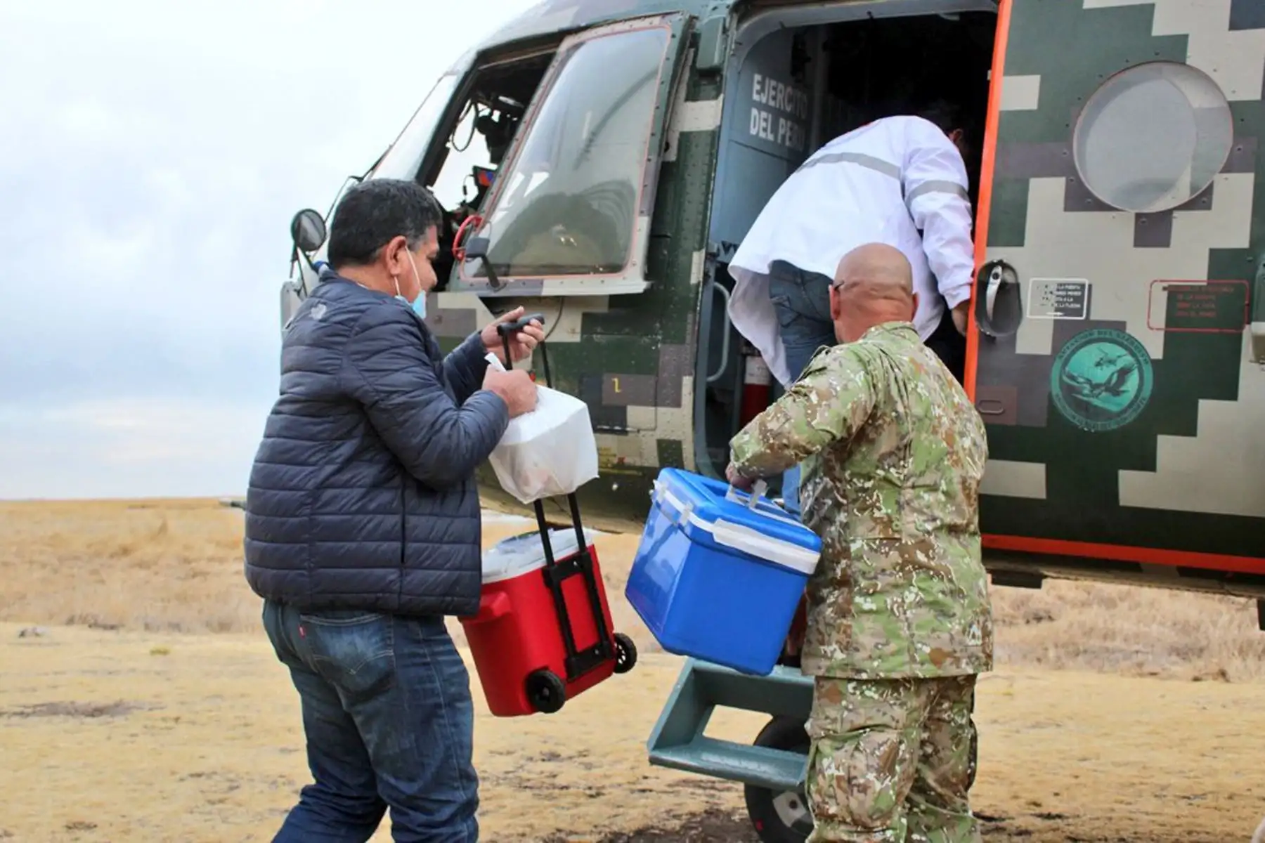 Por disposición del titular del Ministro de Defensa, en coordinación con EsSalud
, aeronaves del Ejercito del Perú trasladaron de Puno a Lima un corazón donado que permitirá salvar la vida de un paciente que se encontraba en lista de espera en el INCOR.
Foto: Mindef