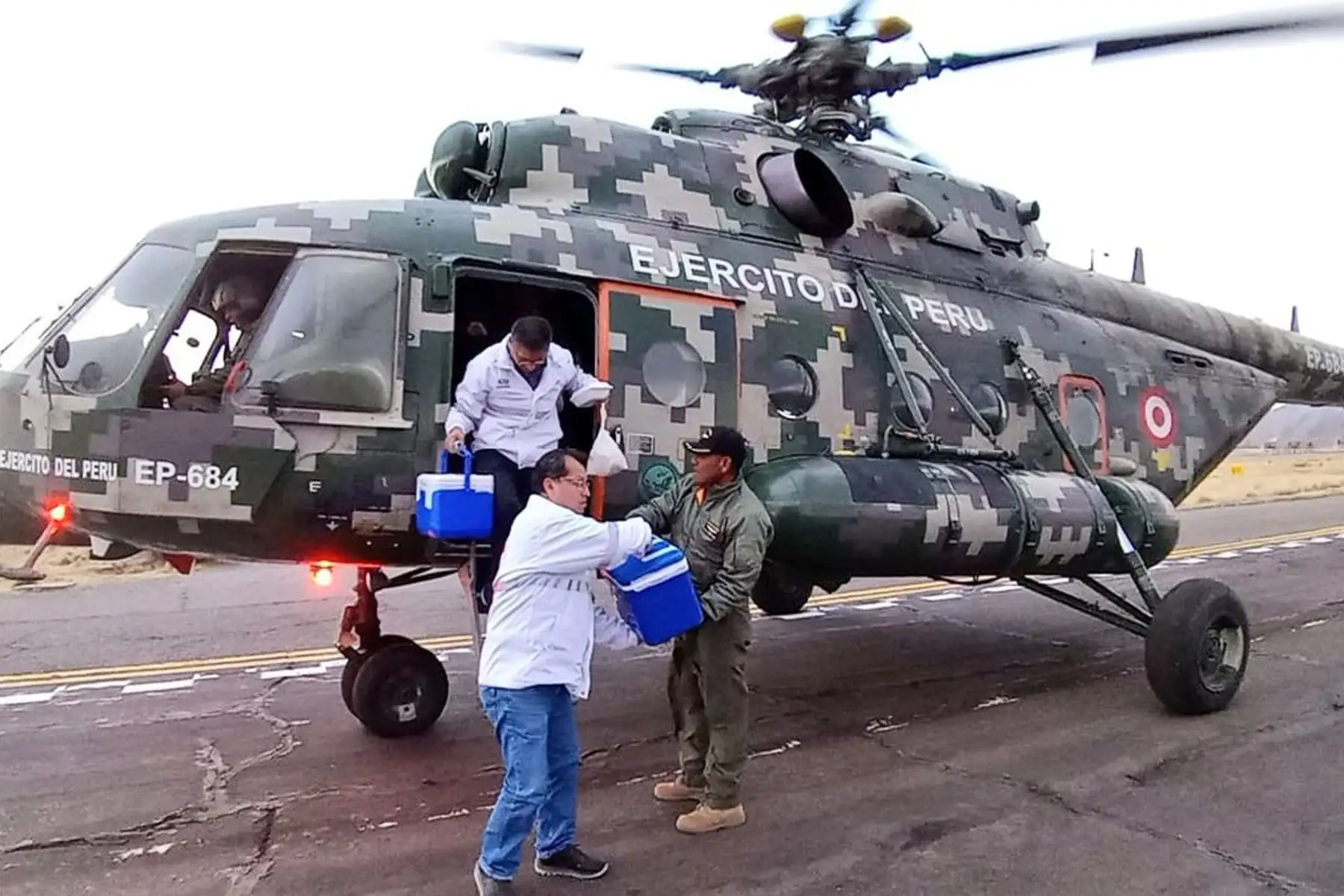 Por disposición del titular del Ministro de Defensa, en coordinación con EsSalud
, aeronaves del Ejercito del Perú trasladaron de Puno a Lima un corazón donado que permitirá salvar la vida de un paciente que se encontraba en lista de espera en el INCOR.
Foto: Mindef
