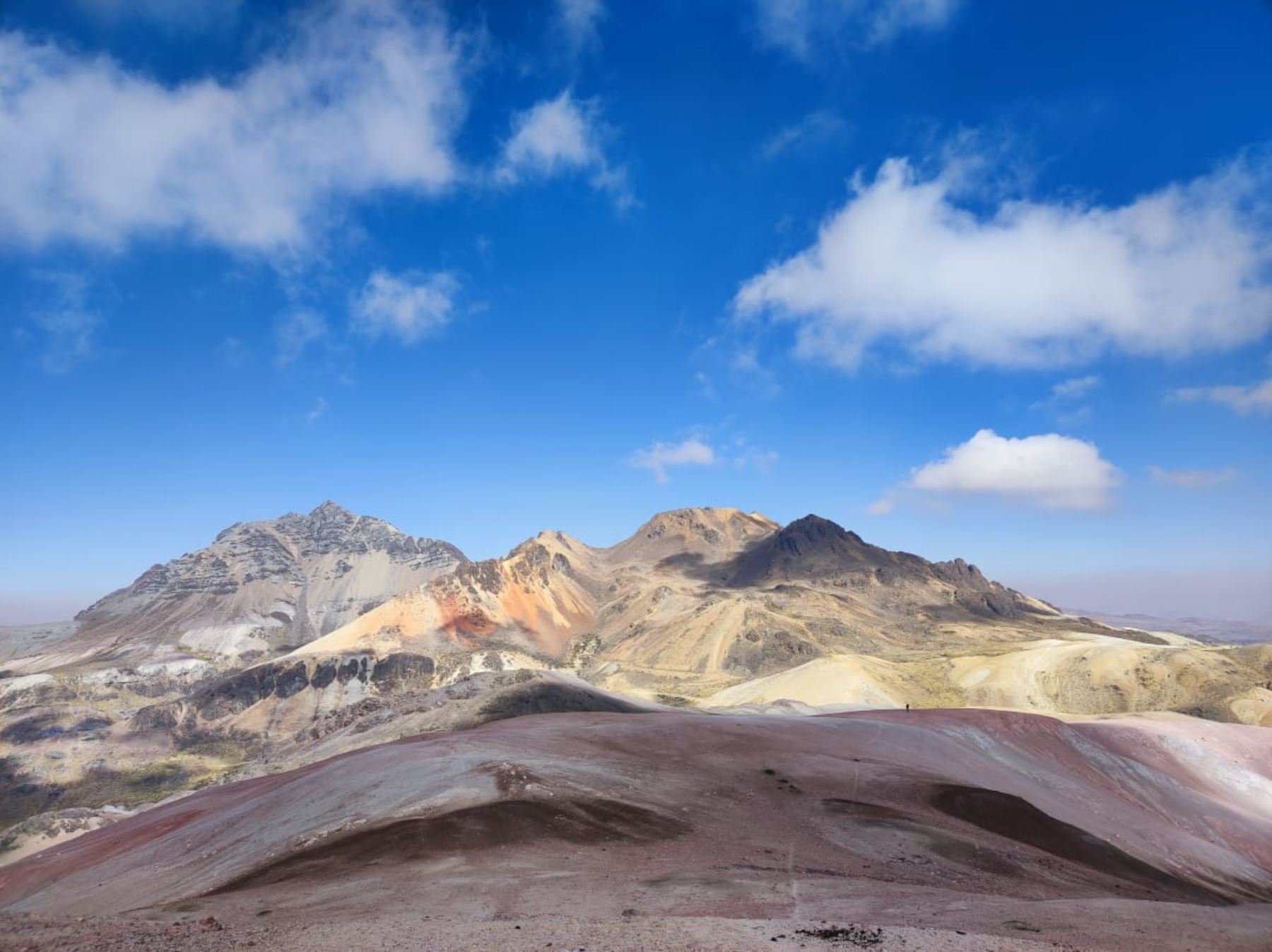 Una cadena montañosa conformada por cerros de colores se ha convertido en el nuevo atractivo turístico del distrito de Huachocolpa, en Huancavelica. Foto: Flor Hidalgo