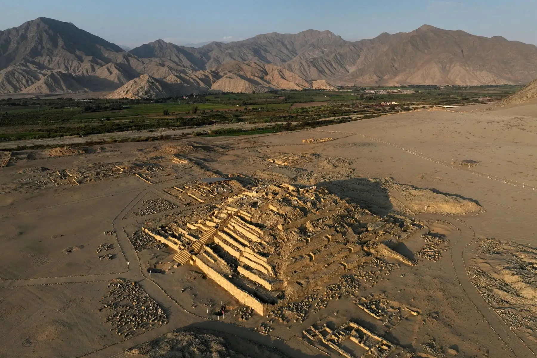 Shady Solís publicó los primeros resultados de sus investigaciones, planteando que se trataba de un centro urbano, ocupado por una sociedad compleja que edificó una sofisticada arquitectura, en tiempos anteriores al inicio de la utilización de la cerámica en los Andes.
 Foto: ANDINA/Daniel Bracamonte