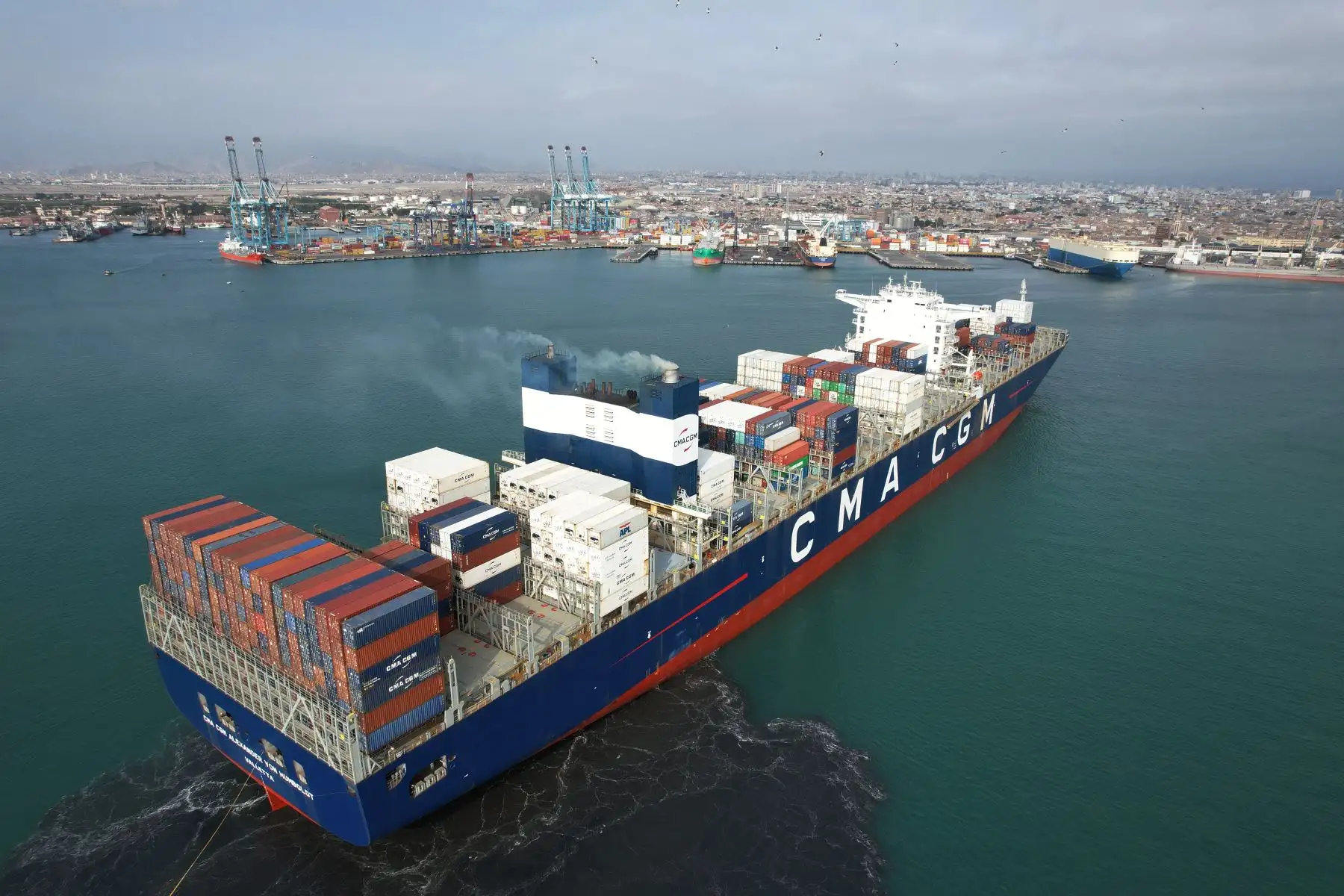 La llegada de este barco representa un avance muy relevante para el país ya que esta ruta permitirá mayor conectividad con otros puertos de Asia, Europa y Estados Unidos.  
Foto: ANDINA/Daniel Bracamonte