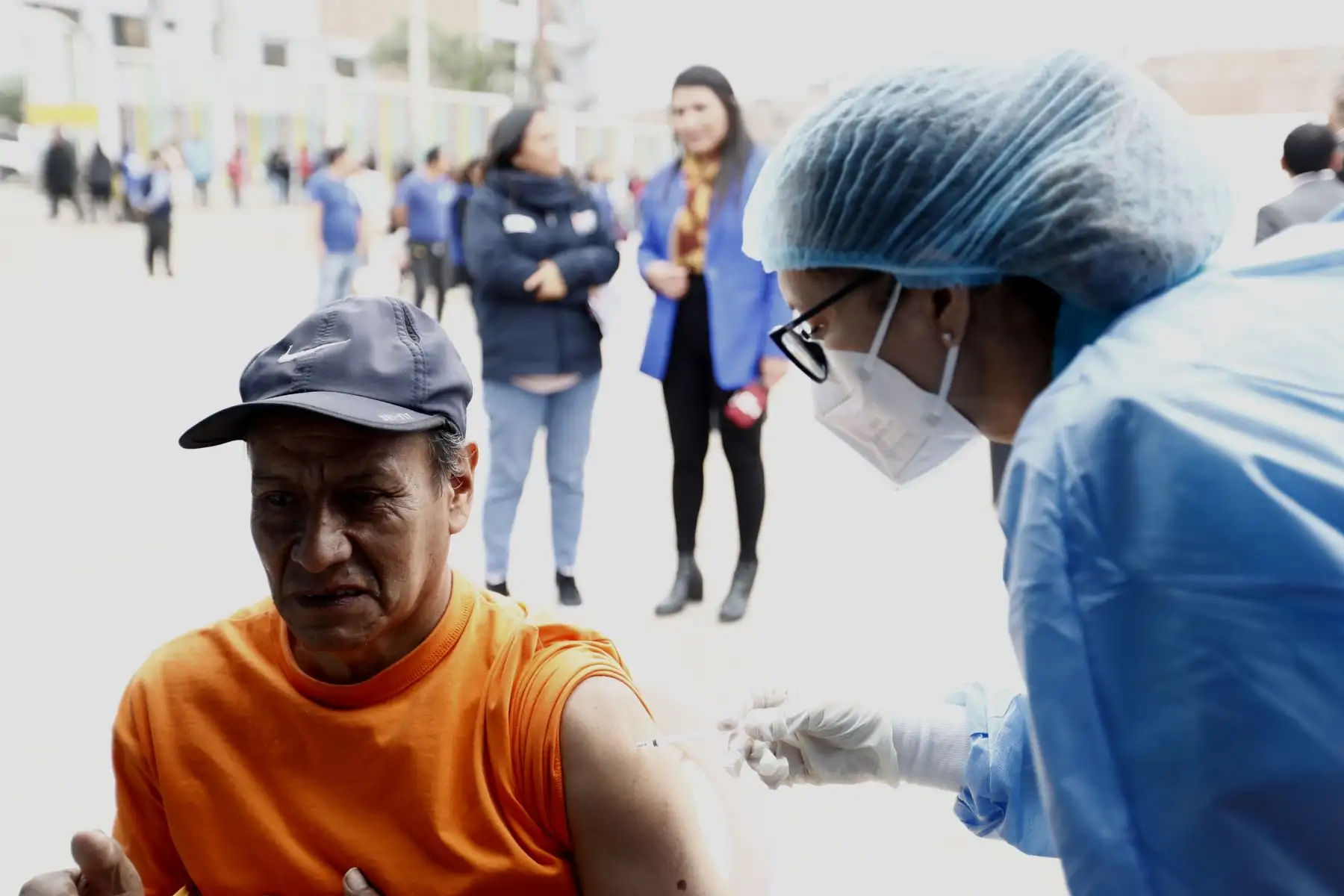 De acuerdo con el Ministerio de Salud (Minsa), la vacuna bivalente contra el covid-19 contiene dos componentes de protección que permiten una mejor respuesta inmune del organismo frente a la infección. Foto: ANDINA/Daniel Bracamonte