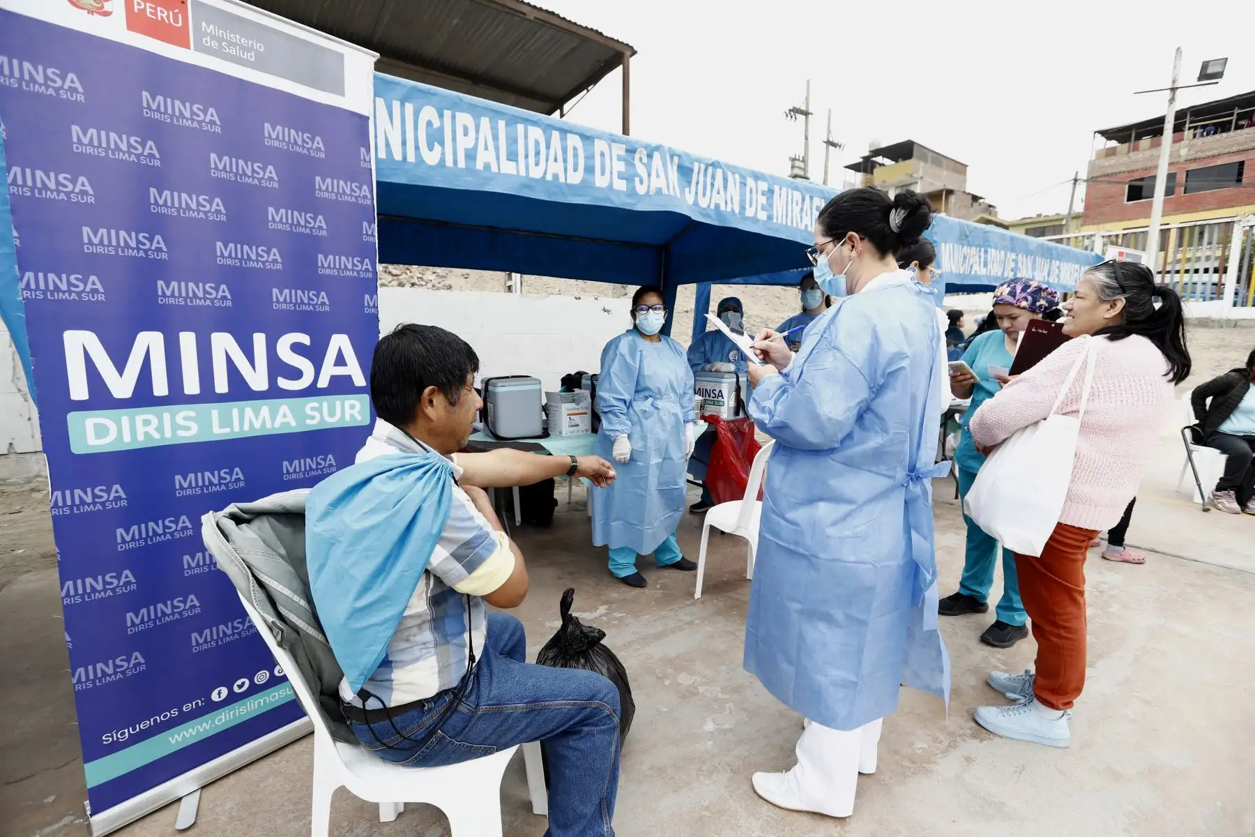 Campaña de vacunación con la dosis de refuerzo contra la covid-19 en una loza deportiva en el sector Alfonso Ugarte en el distrito de San Juan de Miraflores. Foto: ANDINA/Daniel Bracamonte