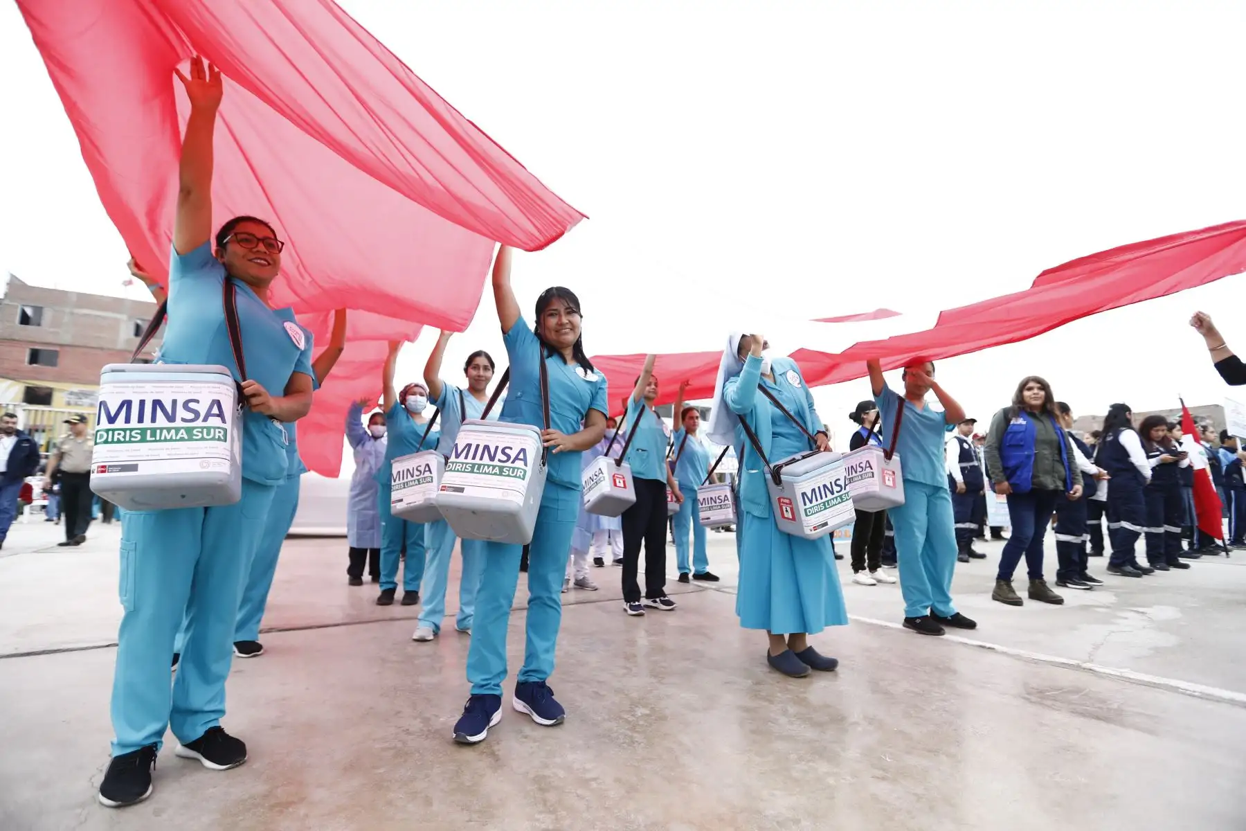 El Ministerio de Salud lanzó la campaña de vacunación con la dosis de refuerzo contra la covid-19 en una loza deportiva en el sector Alfonso Ugarte en el distrito de San Juan de Miraflores. Foto: ANDINA/Daniel Bracamonte