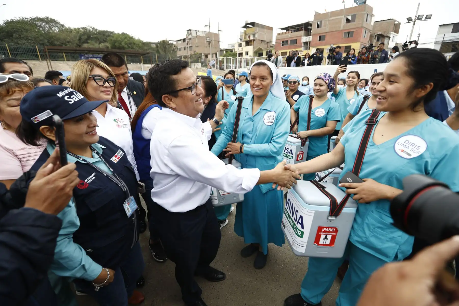 El ministro de Salud, César Vásquez,precisó que el Minsa redoblará los esfuerzos para continuar con el proceso de vacunación, sobre todo en los adultos mayores y personas con comorbilidades, dado que están en mayor riesgo frente a las nuevas variantes del covid-19. Foto: ANDINA/Daniel Bracamonte