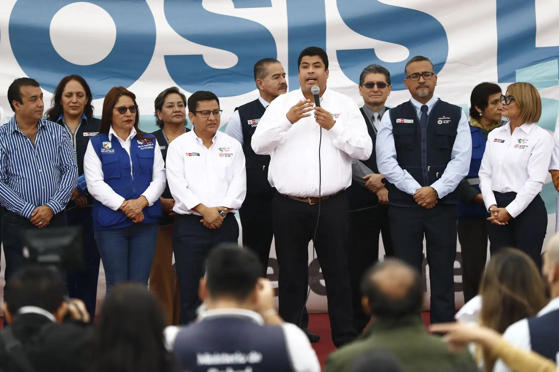 Los ministros de Salud y Trabajo, César Vásquez y Fernando Varela, participaron en el lanzamiento de la campaña de vacunación con la dosis de refuerzo contra la covid-19 en San Juan de Miraflores. Foto: ANDINA/Daniel Bracamonte