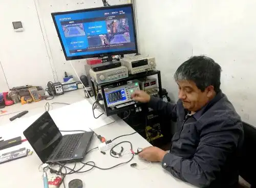 Rodolfo Ortiz Chávez es un inventor cajamarquino creó un novedoso sistema que permite purificar el agua con energía solar. Este equipo puede beneficiar a las comunidades rurales con este servicio. ANDINA/Difusión