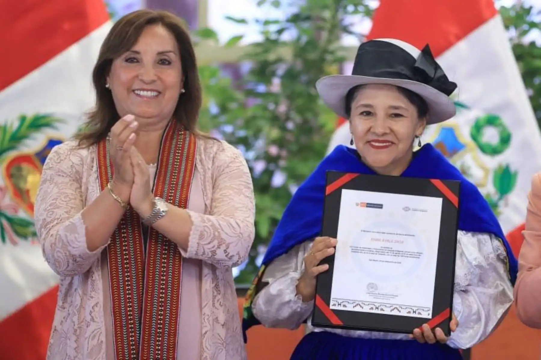 La jefa de Estado, quien estuvo acompañada de lideresas de diversos pueblos indígenas, reafirmó también su compromiso de construir un Perú diverso y multicultural donde las mujeres ejerzan plenamente sus derechos. Foto: ANDINA/ Prensa Presidencia