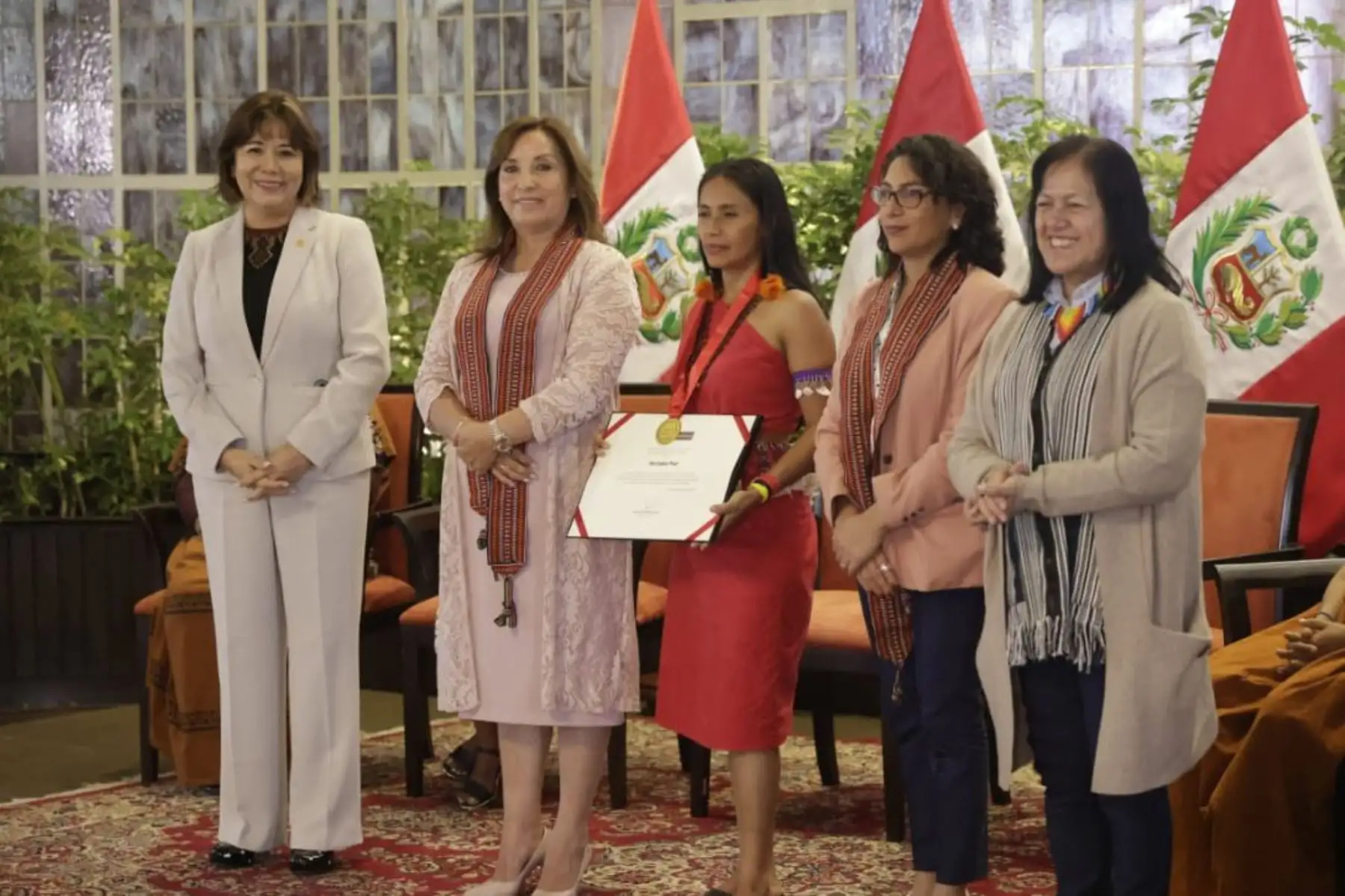 En el Día Internacional de la Mujer Indígena, la presidenta Dina Boluarte anunció que el próximo año se destinará más de 4 mil millones de soles para fortalecer los programas sociales que benefician a mujeres indígenas y a los más vulnerables. Foto: ANDINA/ Prensa Presidencia