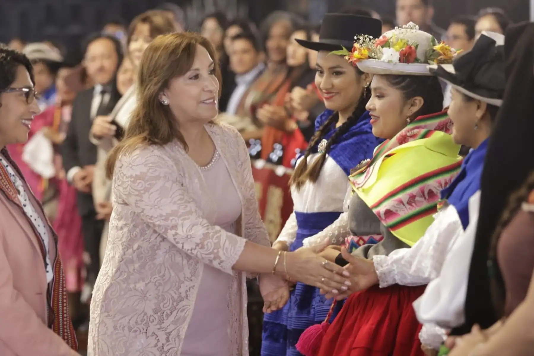 En el Día Internacional de la Mujer Indígena, la presidenta Dina Boluarte anunció que el próximo año se destinará más de 4 mil millones de soles para fortalecer los programas sociales que benefician a mujeres indígenas y a los más vulnerables. Foto: ANDINA/ Prensa Presidencia