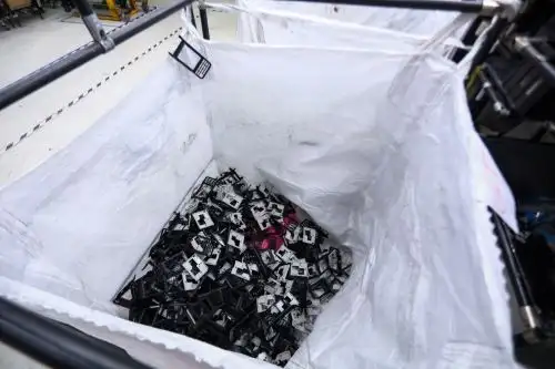 En el distrito de Sorocaba, Brasil, trabajan dos plantas de HP dedicadas a cumplir con el proceso de reciclaje electrónico circular: Sinctronics, donde se destruyen los aparatos electrónicos que los brasileños dejaron de utilizar, pero que en vez de basura se transformarán en pellets que regresan a la vida como nuevos productos. Flex, donde se ensamblan los distintos artículos tecnológicos con material reciclado que se venden en Latinoamérica, incluidas las populares impresoras y sus cartuchos. Foto: HP