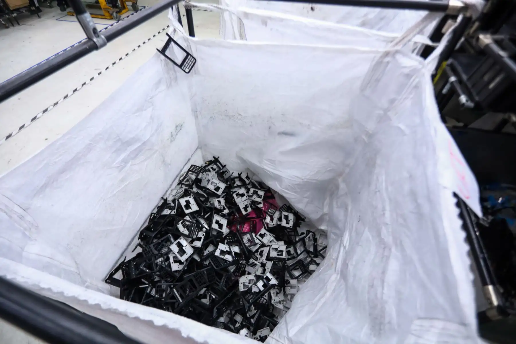 En el distrito de Sorocaba, Brasil, trabajan dos plantas de HP dedicadas a cumplir con el proceso de reciclaje electrónico circular: Sinctronics, donde se destruyen los aparatos electrónicos que los brasileños dejaron de utilizar, pero que en vez de basura se transformarán en pellets que regresan a la vida como nuevos productos. Flex, donde se ensamblan los distintos artículos tecnológicos con material reciclado que se venden en Latinoamérica, incluidas las populares impresoras y sus cartuchos. Foto: HP