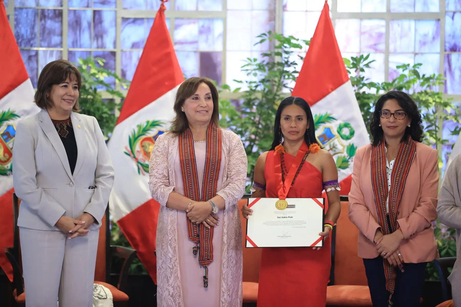 Presidenta de la república, Dina Ercilia Boluarte Zegarra, lideró la ceremonia por el Día Internacional de la Mujer Indígena.
Foto: ANDINA/Prensa Presidencia