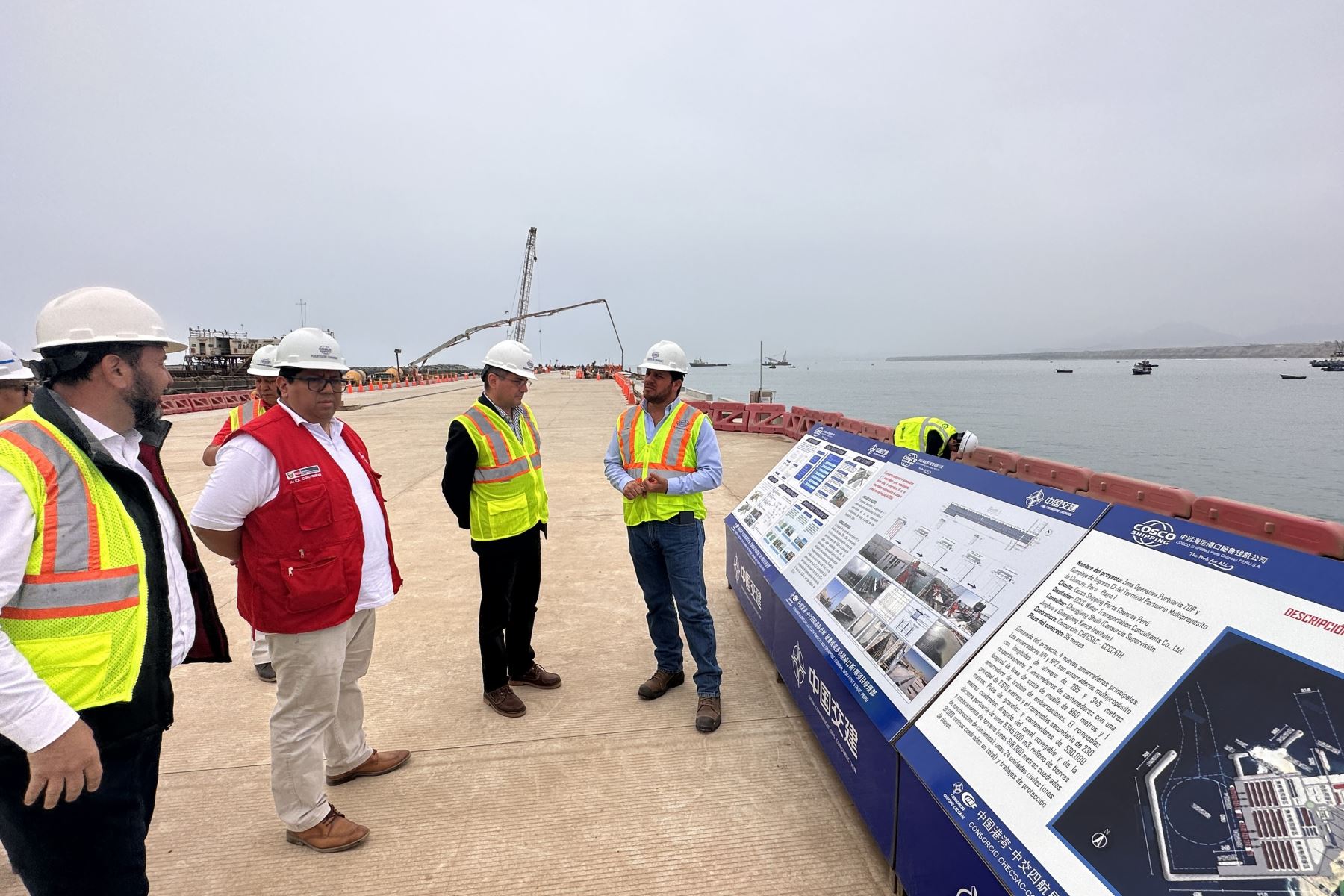 El ministro de Economía y Finanzas, Alex Contreras inspecciona el Megapuerto de Chancay, el megaproyecto portuario más grande que se ha desarrollado en Perú. Foto:ANDINA/ Braian Reyna