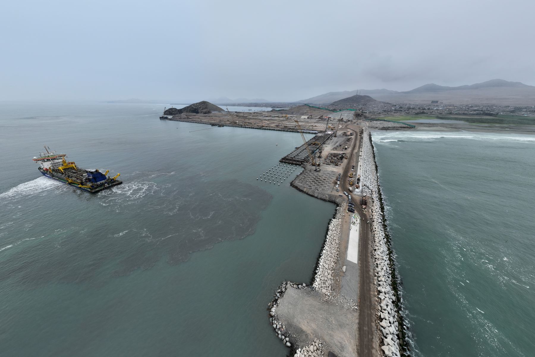 La construcción del puerto de Chancay, ubicado en la costa central de Perú y a 80 kilómetros de la ciudad de Lima, contempla una inversión de 1,315 millones de dólares en una primera etapa. A largo plazo superaría los 3,500 millones de dólares. Foto: ANDINA/ Braian Reyna