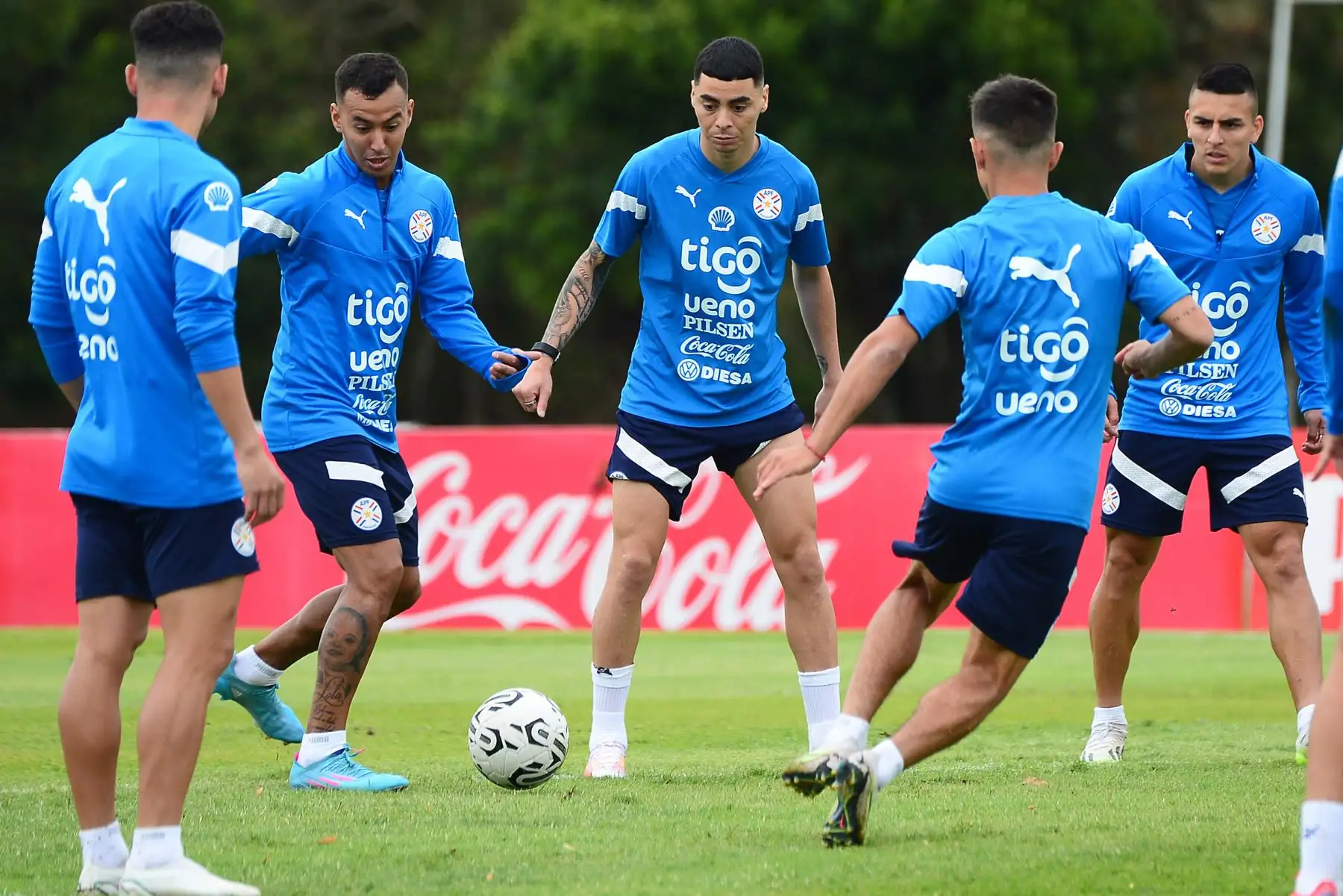 Desde la izquierda, Alejandro Romero, Miguel Almirón, Braian Ojeda y Richard Sanchez participan en un entrenamiento hoy, en el centro de entrenamiento CARDE en Ypané (Paraguay). Paraguay se prepara para enfrentar a Perú en la primera fecha de las Eliminatorias Sudamericanas al Mundial de 2026. Foto:ANDINA/EFE