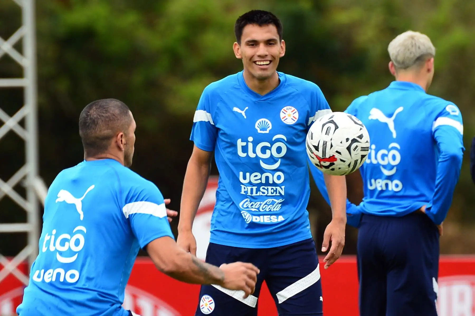 El jugador de Paraguay Diego Gómez  participa en un entrenamiento hoy, en el centro de entrenamiento CARDE en Ypané (Paraguay). Paraguay se prepara para enfrentar a Perú en la primera fecha de las Eliminatorias Sudamericanas al Mundial de 2026. Foto:ANDINA/ EFE