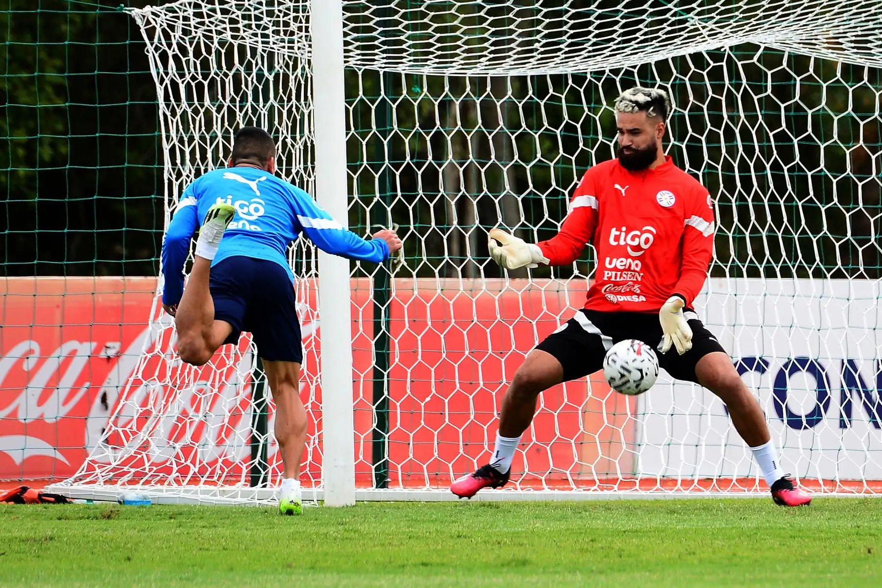 Braian Ojeda y Carlos Coronel de Paraguay participan en un entrenamiento hoy, en el centro de entrenamiento CARDE en Ypané (Paraguay). Paraguay se prepara para enfrentar a Perú en la primera fecha de las Eliminatorias Sudamericanas al Mundial de 2026. Foto:ANDINA/EFE