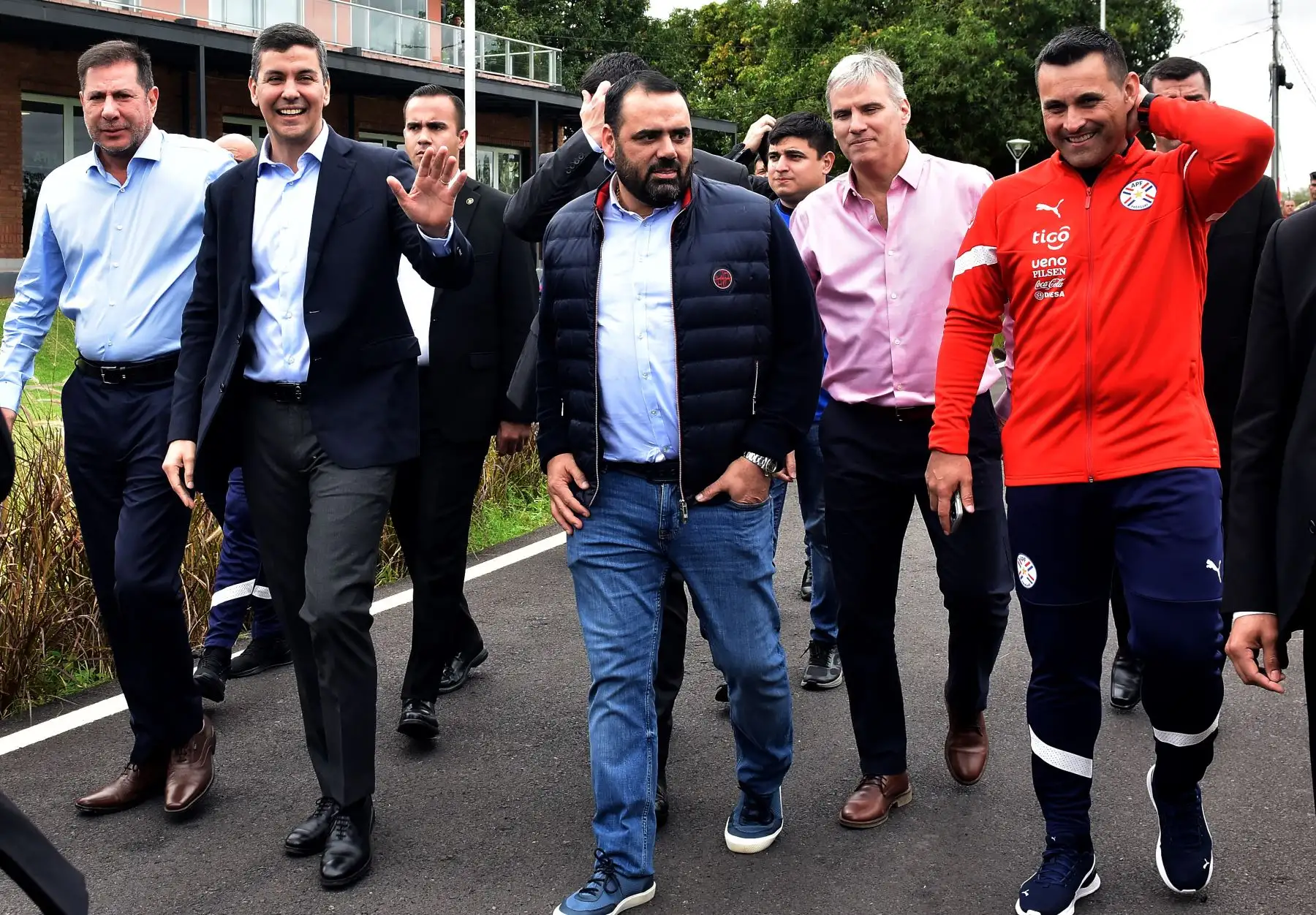 El presidente de Paraguay Santiago Peña, el ministro de Deportes Cesar Ramírez y el exarquero y actual gerente deportivo de la Albirroja Justo Villar  llegan a un entrenamiento de la selección paraguaya hoy, en el centro de entrenamiento CARDE en Ypané (Paraguay). Peña anticipó que asistirá el jueves al partido que la selección Albirroja disputará ante Perú en el arranque de las eliminatorias sudamericanas de cara al Mundial de 2026. Foto:ANDINA/EFE