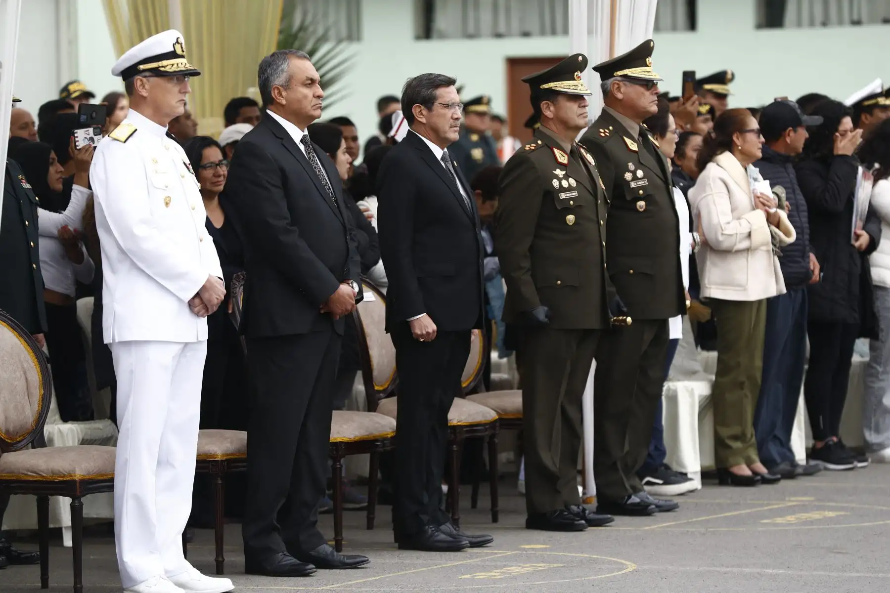 Durante la llegada del soldado fallecido en el ataque terrorista en Ayacucho, estuvieron presentes los ministros de Defensa y del Interior, Jorge Chávez y Vicente Romero, y familiares de la víctima mortal. Foto: ANDINA/Daniel Bracamonte