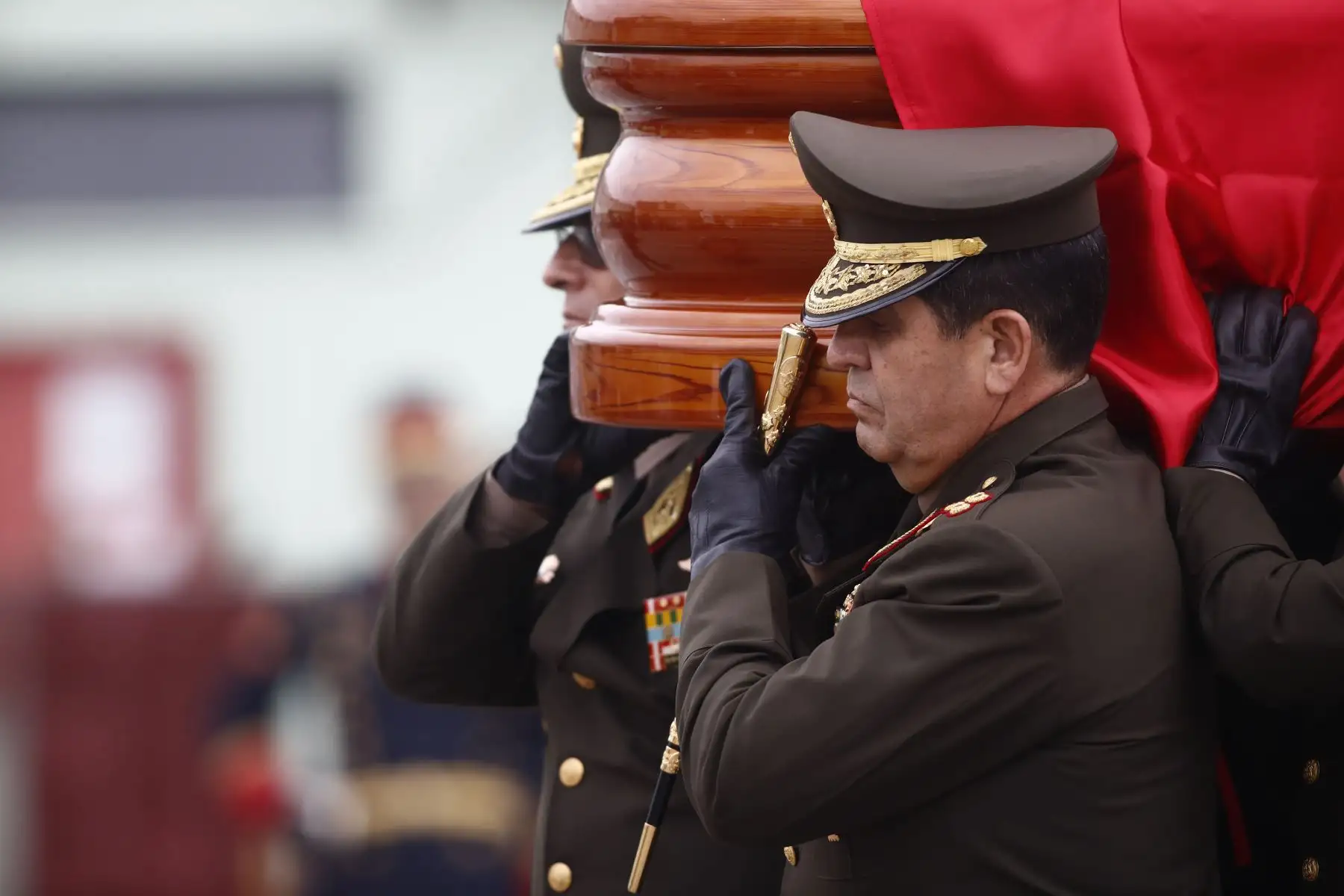 Promediando las 16:30 hrs. llegó a Lima el cuerpo sin vida del teniente EP Michael Bazán Peche, uno de los 4 soldados fallecidos durante un ataque terrorista en la zona del Vraem, en Ayacucho. Sus restos aterrizaron en la Aviación del Ejército, en el Callao. Foto: ANDINA/Daniel Bracamonte
