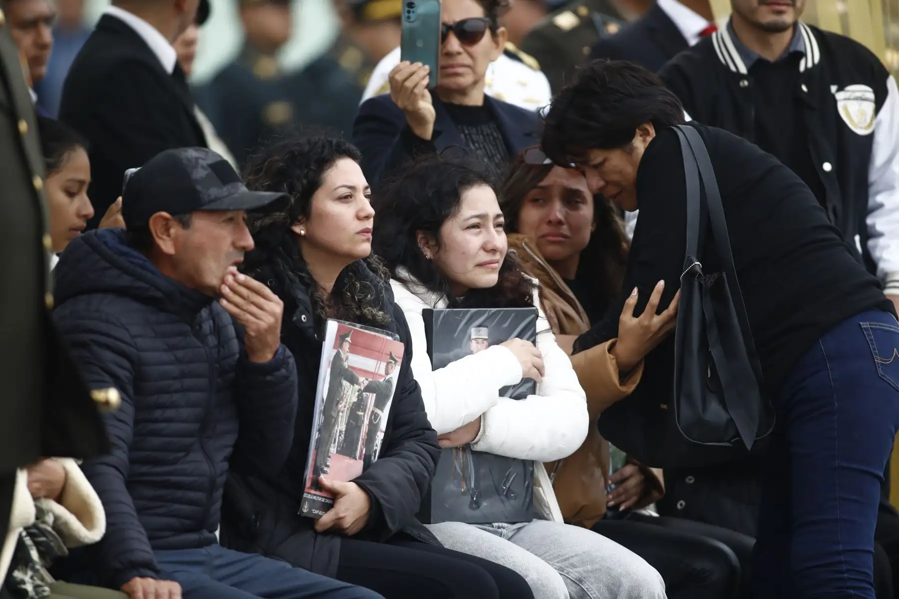 Durante la llegada del soldado fallecido en el ataque terrorista en Ayacucho, estuvieron presentes los ministros de Defensa y del Interior, Jorge Chávez y Vicente Romero, y familiares de la víctima mortal. Foto: ANDINA/Daniel Bracamonte