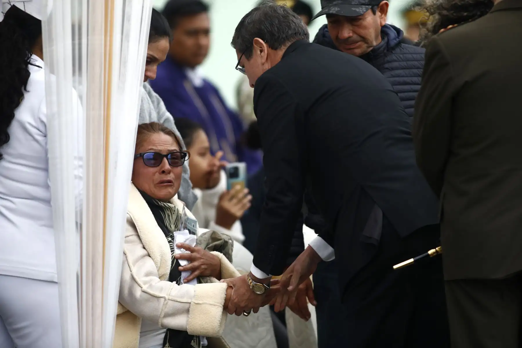 Durante la llegada del soldado fallecido en el ataque terrorista en Ayacucho, estuvieron presentes los ministros de Defensa y del Interior, Jorge Chávez y Vicente Romero, y familiares de la víctima mortal. Foto: ANDINA/Daniel Bracamonte