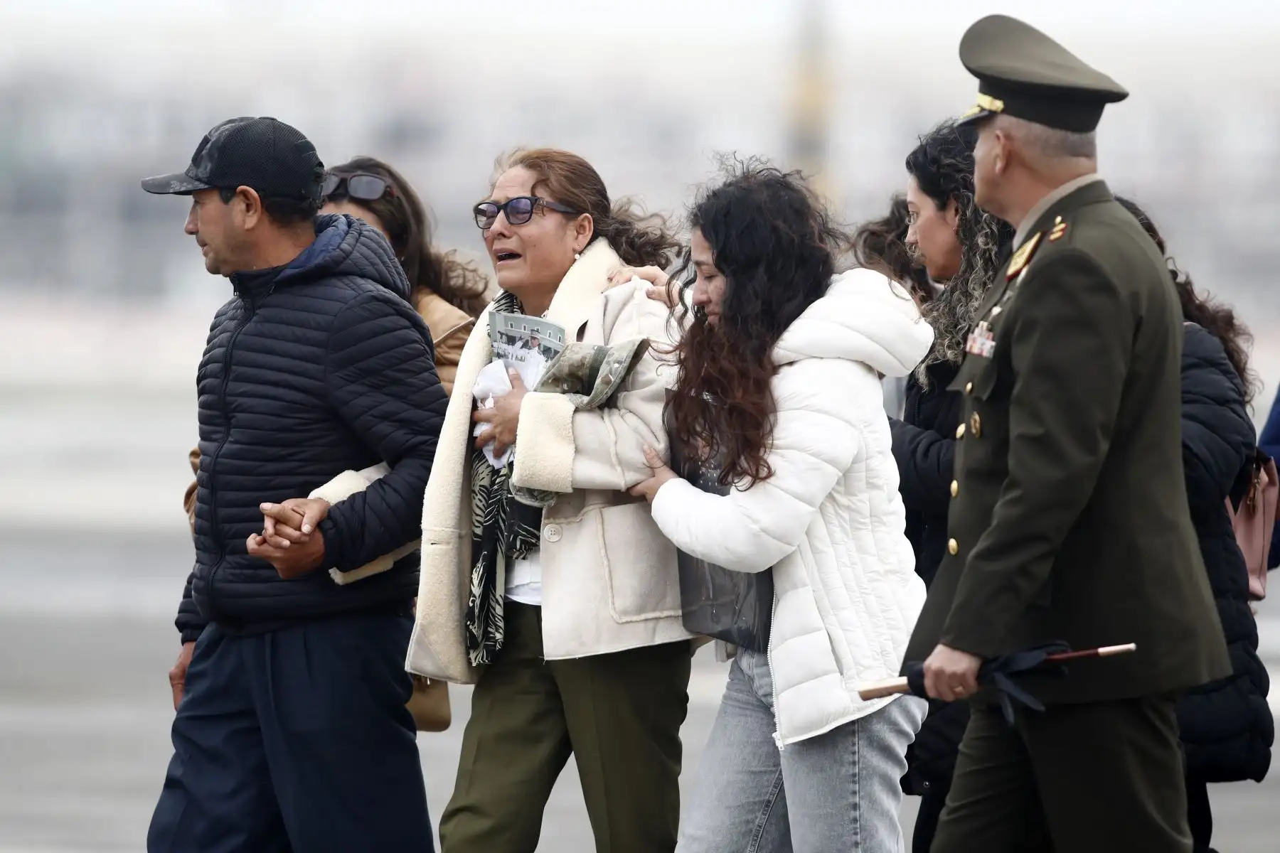 Durante la llegada del soldado fallecido en el ataque terrorista en Ayacucho, estuvieron presentes los ministros de Defensa y del Interior, Jorge Chávez y Vicente Romero, y familiares de la víctima mortal. Foto: ANDINA/Daniel Bracamonte