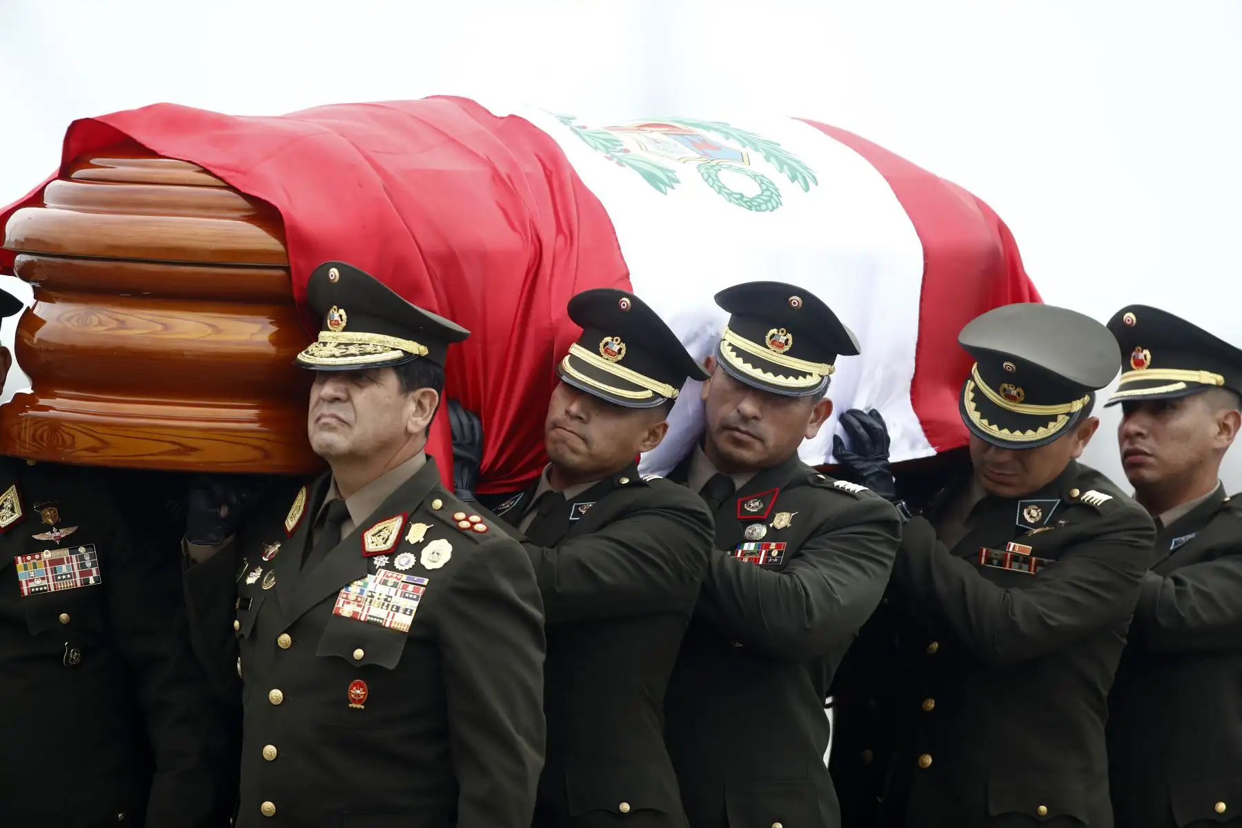 Promediando las 16:30 hrs. llegó a Lima el cuerpo sin vida del teniente EP Michael Bazán Peche, uno de los 4 soldados fallecidos durante un ataque terrorista en la zona del Vraem, en Ayacucho. Sus restos aterrizaron en la Aviación del Ejército, en el Callao. Foto: ANDINA/Daniel Bracamonte