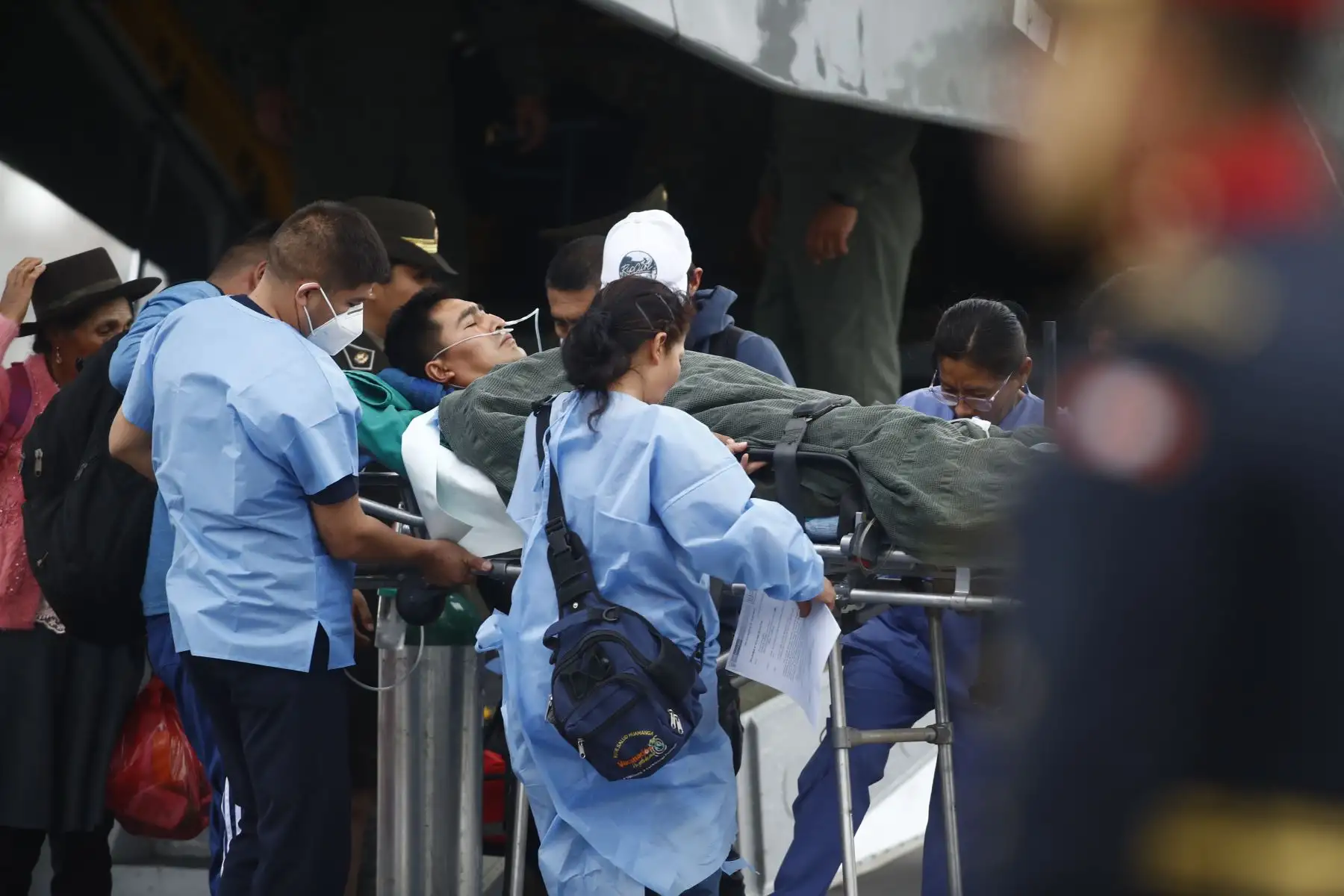 Además de los restos del teniente EP Michael Bazán Peche, fallecido durante el ataque terrorista en Ayacucho, también llegaron 2 soldados heridos a la Aviación de Ejército en el Callao, para recibir atenciones médicas. Foto: ANDINA/Daniel Bracamonte