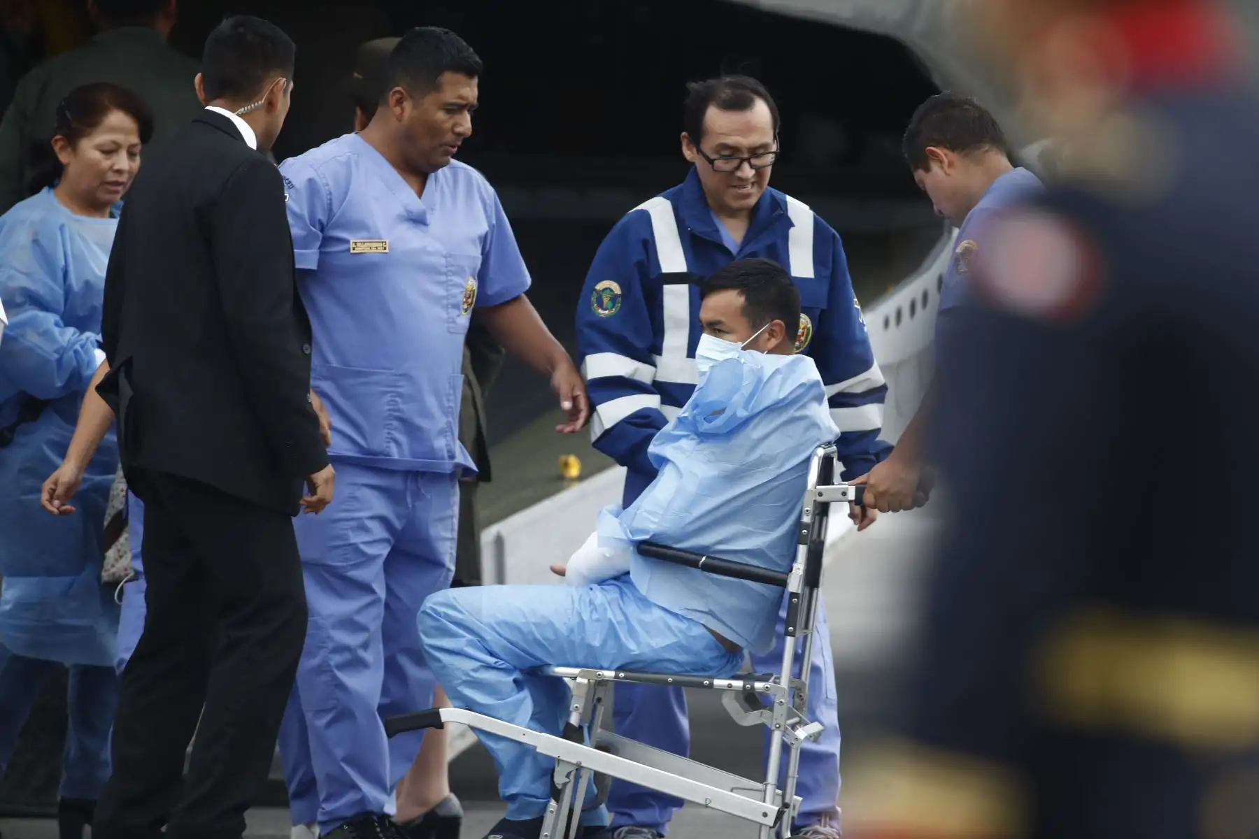 Además de los restos del teniente EP Michael Bazán Peche, fallecido durante el ataque terrorista en Ayacucho, también llegaron 2 soldados heridos a la Aviación de Ejército en el Callao, para recibir atenciones médicas. Foto: ANDINA/Daniel Bracamonte