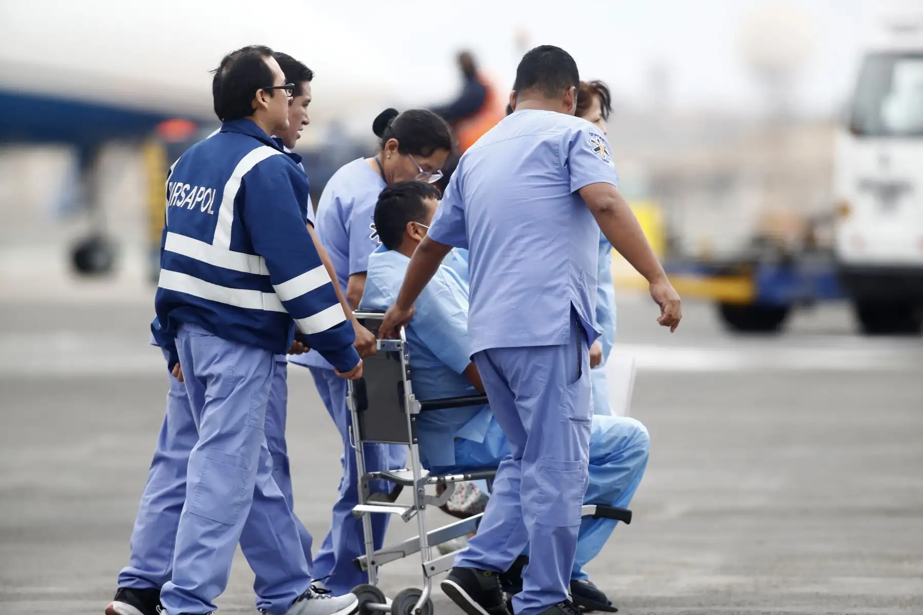 Además de los restos del teniente EP Michael Bazán Peche, fallecido durante el ataque terrorista en Ayacucho, también llegaron 2 soldados heridos a la Aviación de Ejército en el Callao, para recibir atenciones médicas. Foto: ANDINA/Daniel Bracamonte