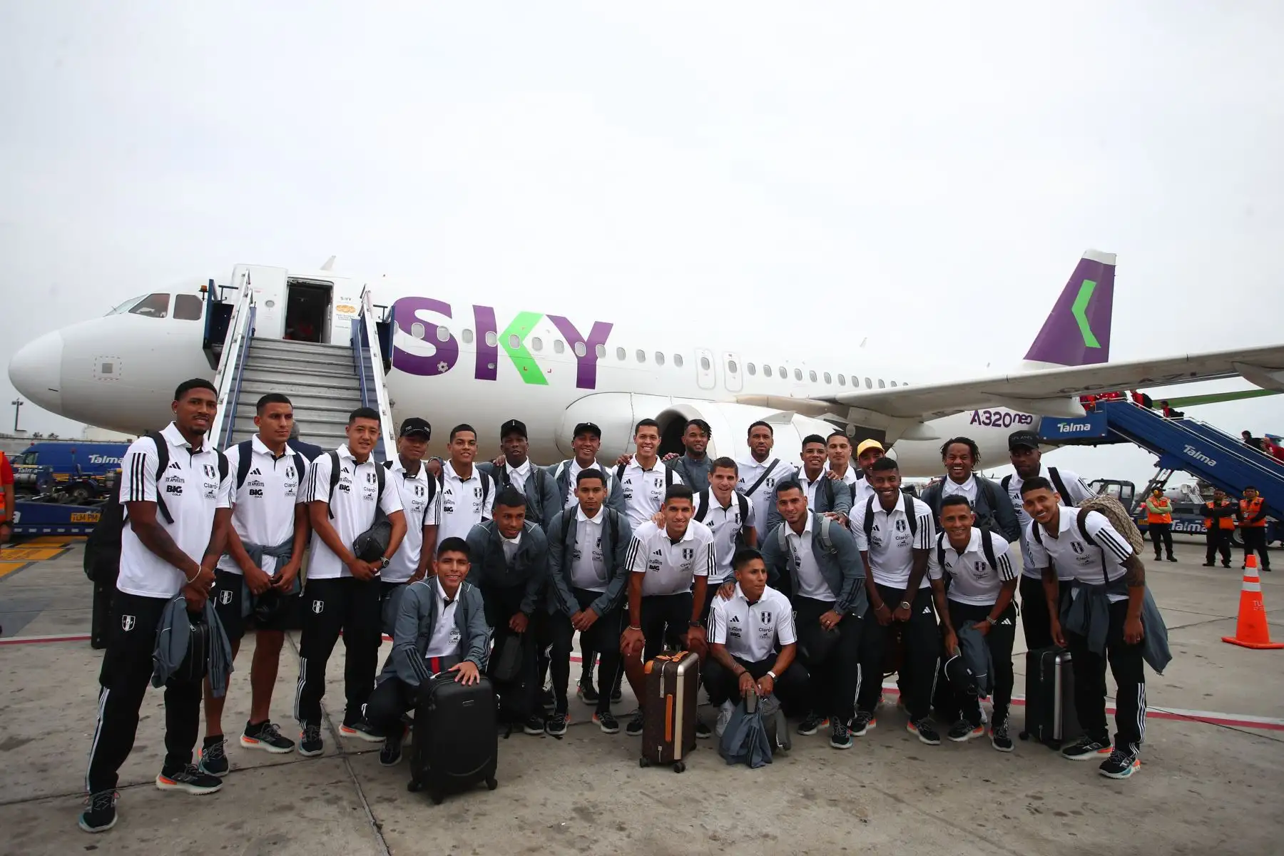 La Selección Peruana viajó rumbo a la Ciudad del Este, donde el jueves 7 de setiembre enfrentará a Paraguay por la primera fecha de las Eliminatorias al Mundial 2026. Foto:ANDINA/ Selección de Perú