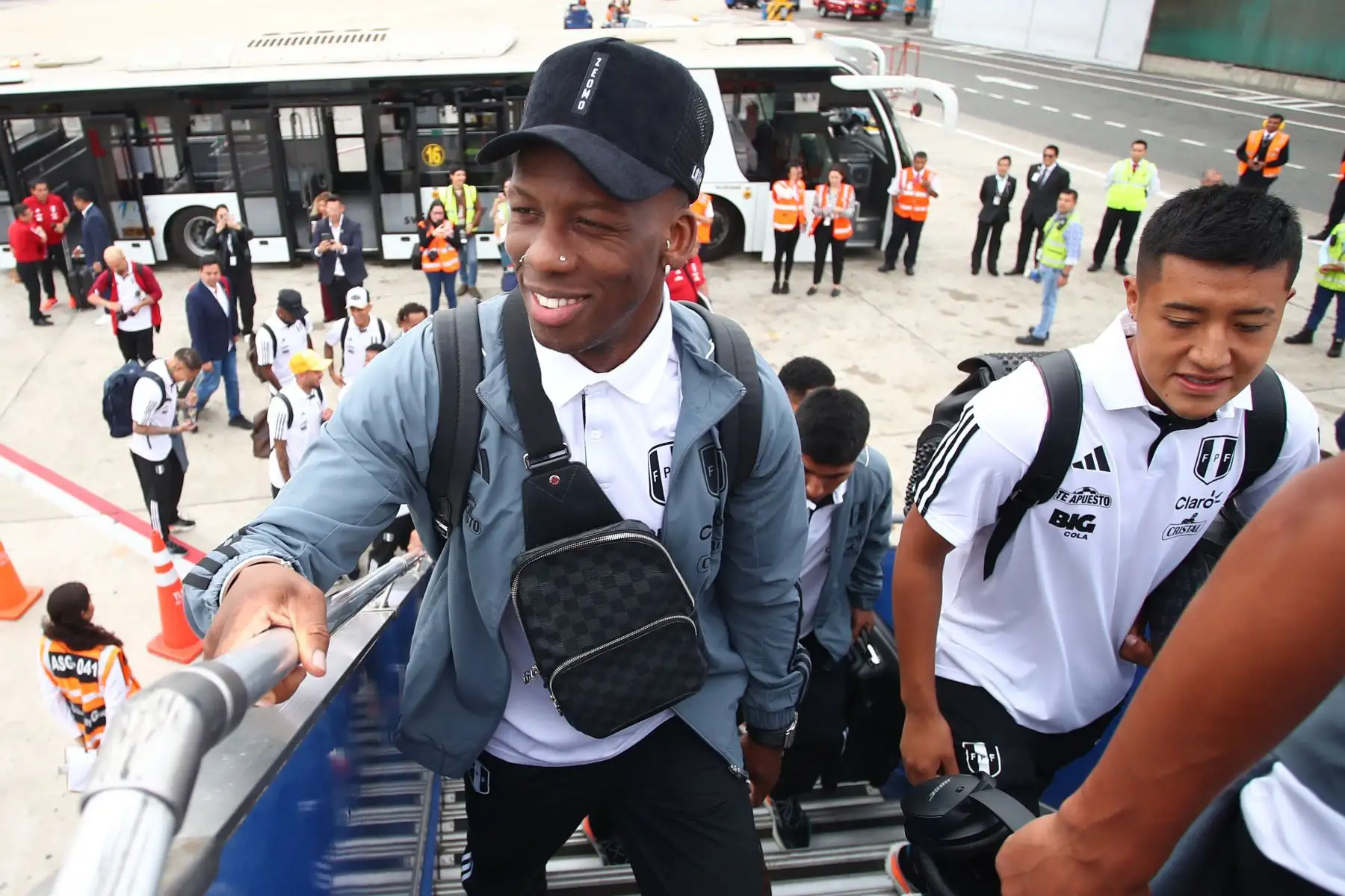 La Selección Peruana viajó rumbo a la Ciudad del Este, donde el jueves 7 de setiembre enfrentará a Paraguay por la primera fecha de las Eliminatorias al Mundial 2026. Foto:ANDINA/ Selección de Perú