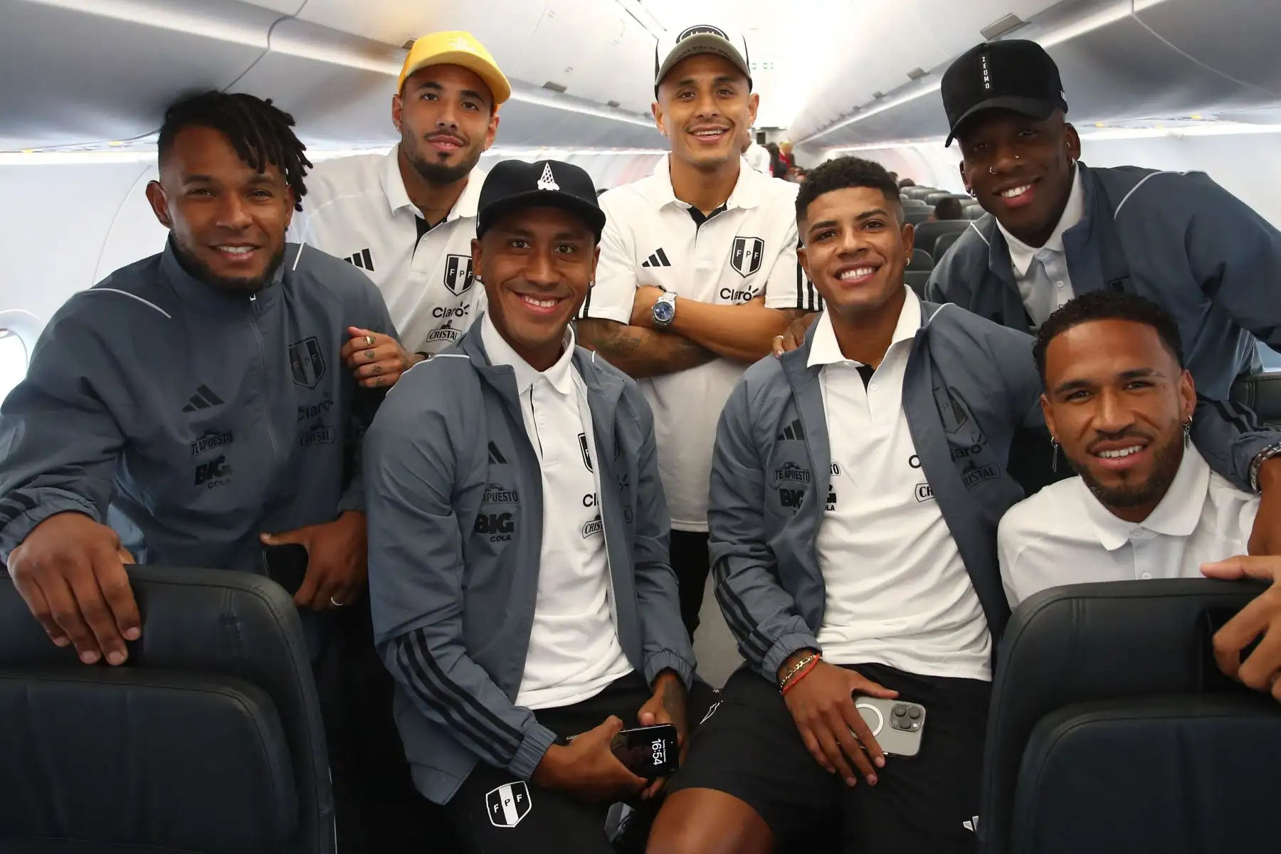 La Selección Peruana viajó rumbo a la Ciudad del Este, donde el jueves 7 de setiembre enfrentará a Paraguay por la primera fecha de las Eliminatorias al Mundial 2026. Foto:ANDINA/ Selección de Perú