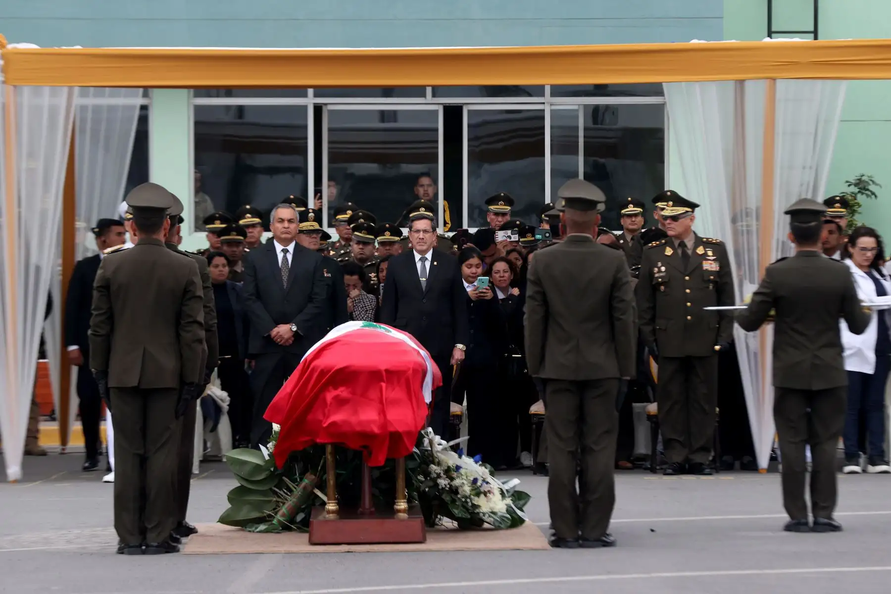 Ministro de defensa participa en ceremonia  por la llegada de los restos mortales del teniente Johnny Michael Bazán peche y heridos a las instalaciones de aviación del ejercito. Foto: Ministerio de  Defensa