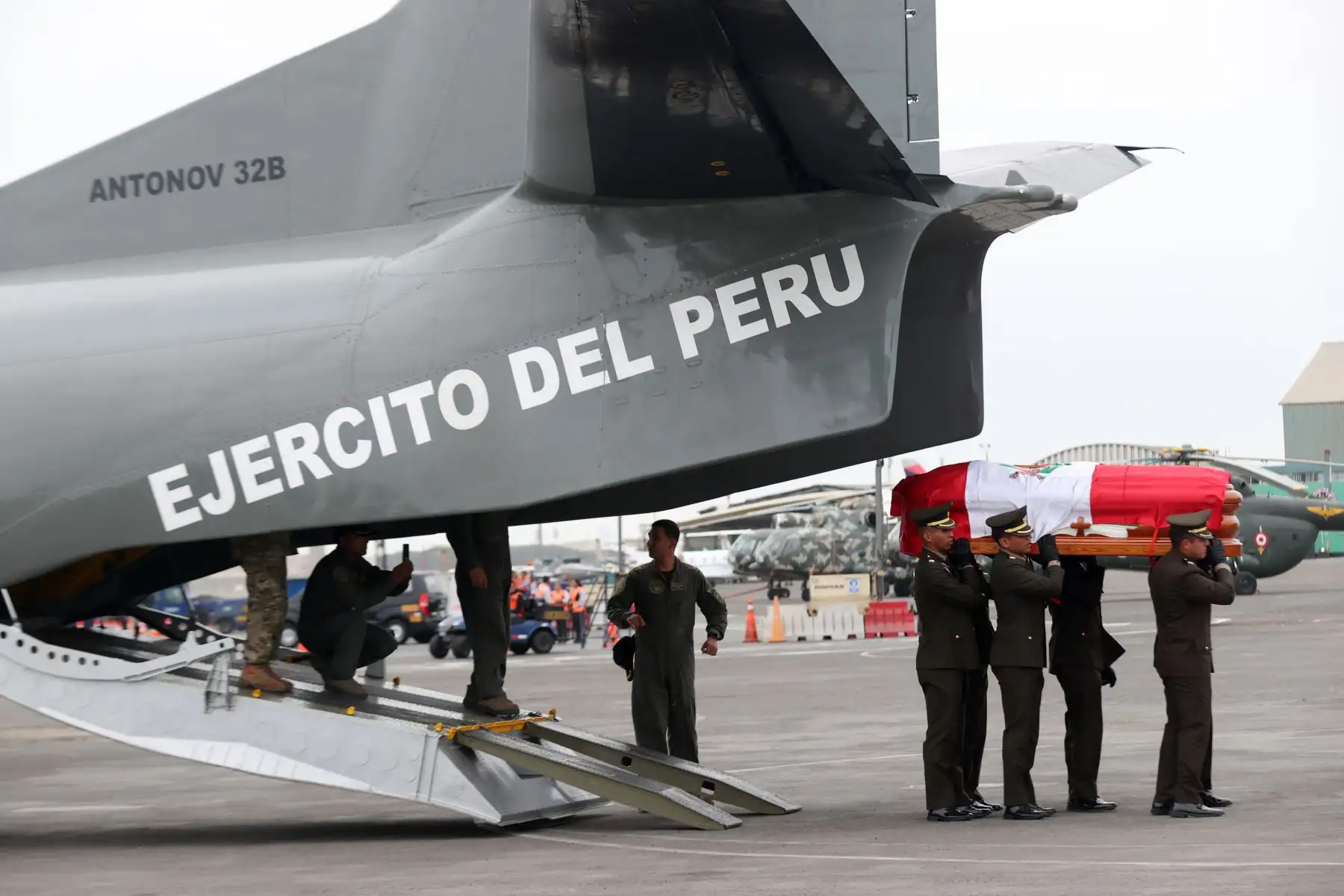 Ministro de defensa participa en ceremonia  por la llegada de los restos mortales del teniente Johnny Michael Bazán peche y heridos a las instalaciones de aviación del ejercito. Foto: Ministerio de  Defensa
