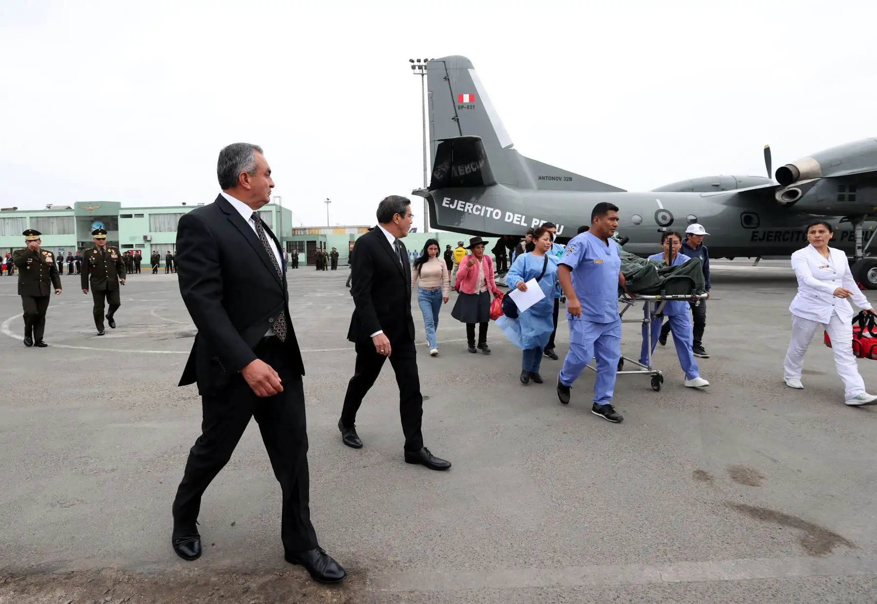 Ministro de defensa participa en ceremonia  por la llegada de los restos mortales del teniente Johnny Michael Bazán peche y heridos a las instalaciones de aviación del ejercito. Foto: Ministerio de  Defensa