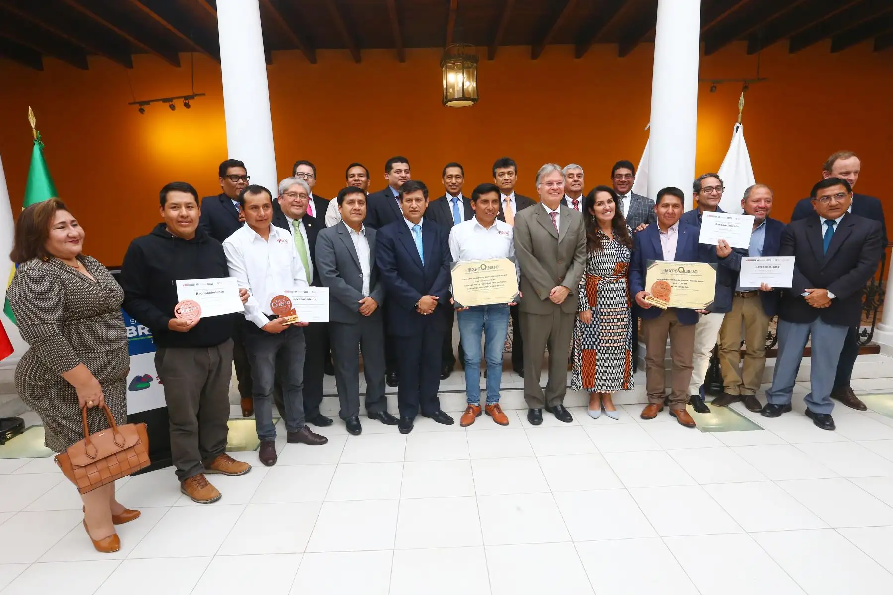 La delegación peruana estuvo integrada por muestras de siete plantas queseras artesanales de las regiones de Arequipa, Puno, Ayacucho, Junín y La Libertad, siendo los principales tipos de quesos: Paria, Paria con Orégano, tipo Suizo, Andino, Gouda, Tilsit, Edam y Andesano, este último es un queso parmesano peruano.
Foto: ANDINA/ Eddy Ramos
