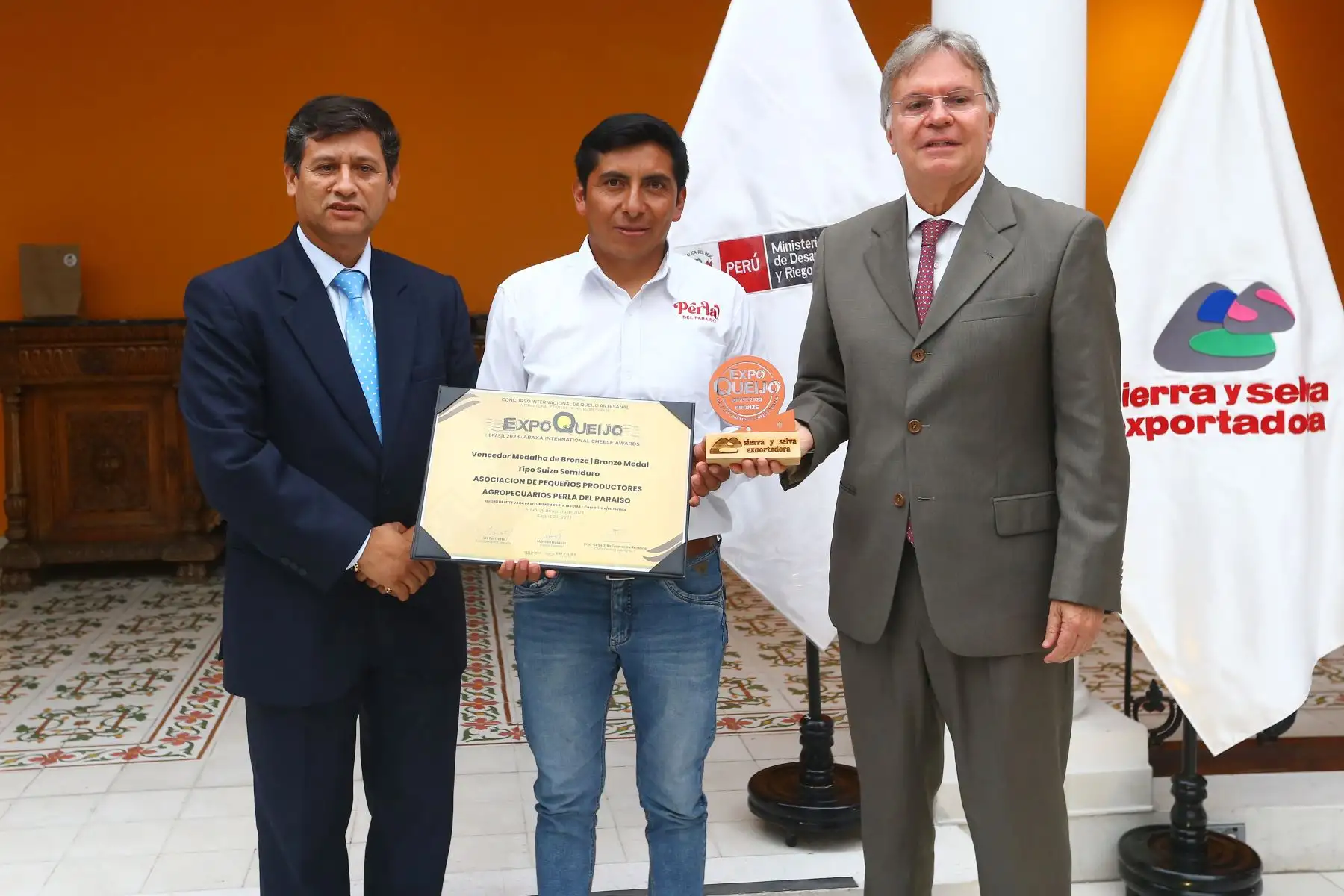 Percy Medina Morales, presidente Ejecutivo de Sierra y Selva Exportadora,embajador de Brasil en Perú, Clemente Baena Soares  participan  en el reconocimiento  a la asociación de Pequeños Agricultores Agropecuarios Perla del Paraíso de Otuzco se hizo acreedora a la medalla de bronce con su queso tipo suizo semi madurado, en la categoría queso de leche de vaca pasteurizado de 91 a 180 días de corteza lisa y/o lavada.
Foto: ANDINA/ Eddy Ramos