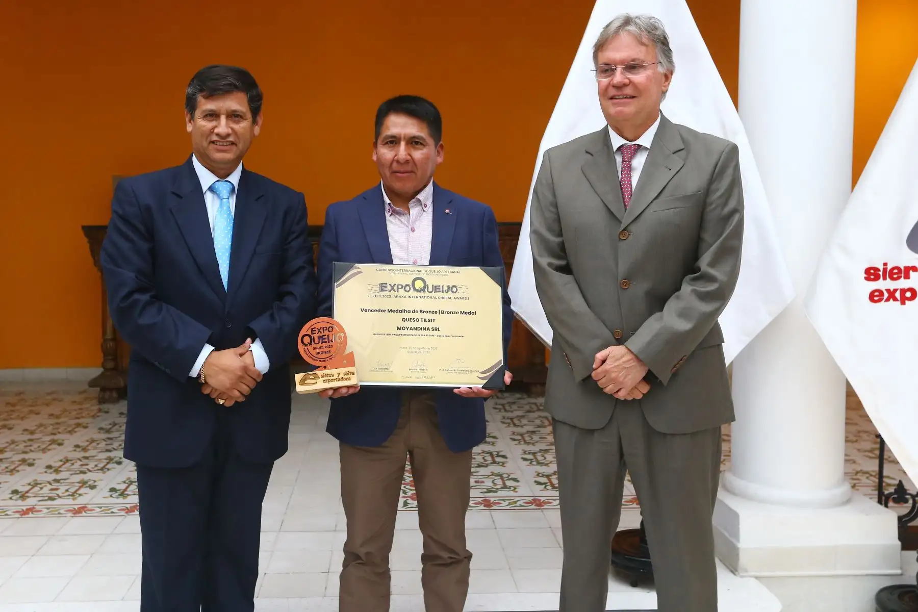 Percy Medina Morales, Presidente Ejecutivo de Sierra y Selva Exportadora,embajador de Brasil en Perú, Clemente Baena Soares  participan  en el reconocimiento  a la organización Moyandina S.R.L. de Ayaviri, que logró la medalla de bronce con su queso Tilsit, en la categoría queso de leche de vaca pasteurizado de 31 a 90 días de corteza lisa y/o lavada.
Foto: ANDINA/ Eddy Ramos