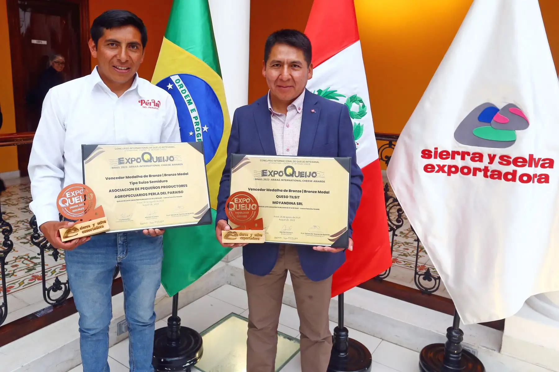 MIDAGRI a través de Sierra y Selva Exportadora,  reconoce la participación de los pequeños y medianos productores queseros artesanales de nuestro país que formaron parte del concurso internacional “Expo Queijo Brasil 2023” . En la imagen, representantes de la asociación de Pequeños Agricultores Agropecuarios Perla del Paraíso de Otuzco y la organización Moyandina S.R.L. de Ayaviri, que logró la medalla de bronce con su queso Tilsit, 
Foto: ANDINA/ Eddy Ramos