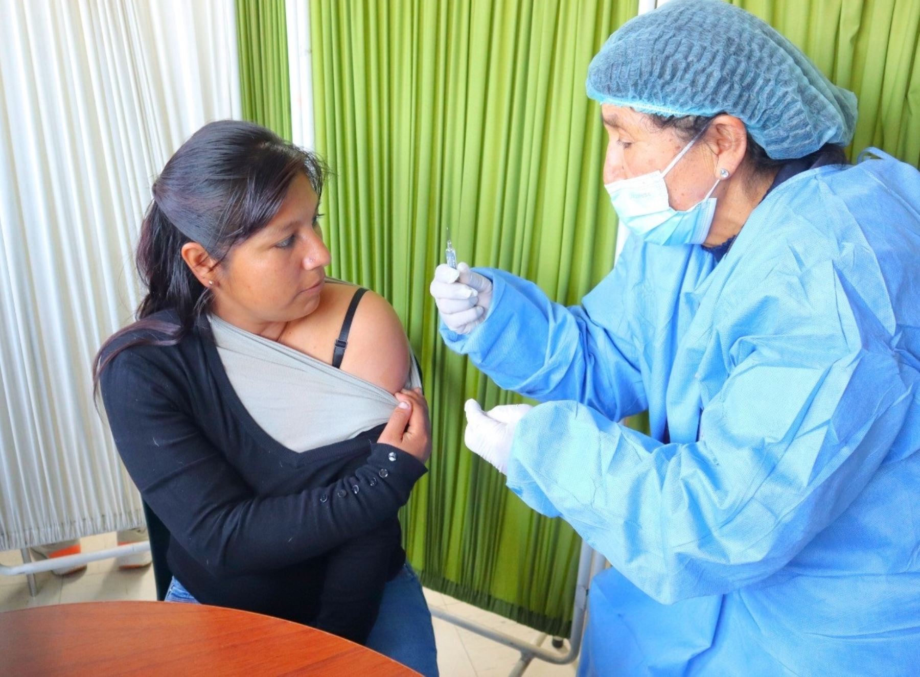Diresa Junín se intensifica campaña para aplicar vacuna contra el covid-19 a fin de prevenir un posible brote de esta enfermedad. Foto: Pedro Tinoco.