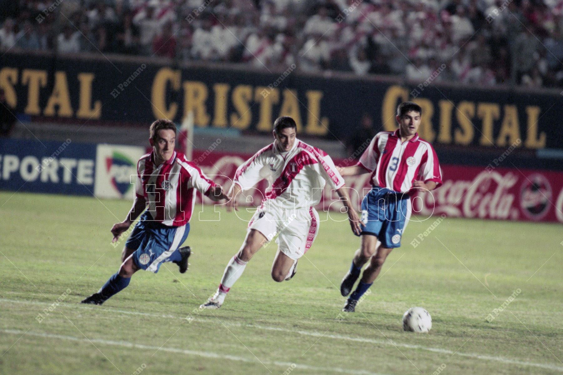 Lima - 29 marzo 2000 / El delantero Claudio Pizarro disputa el balón con la dura defensa rival. Perú venció 2-0 a Paraguay en el inicio de las eliminatorias del Japón-Corea 2002. Foto: Archivo Histórico de El Peruano / Jack Ramón