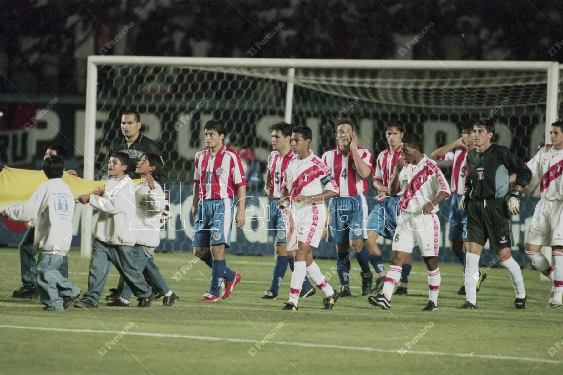 Lima - 29 marzo 2000 /  Perú venció 2-0 a Paraguay con goles de Nolberto Solano y Roberto Palacios en el inicio de las eliminatorias del mundial Japón-Corea 2002. Foto: Archivo Histórico de El Peruano / Jack Ramón